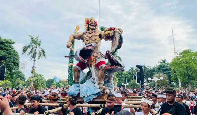 Pawai Ogoh-ogoh Kuatkan Rasa Toleransi di Surabaya