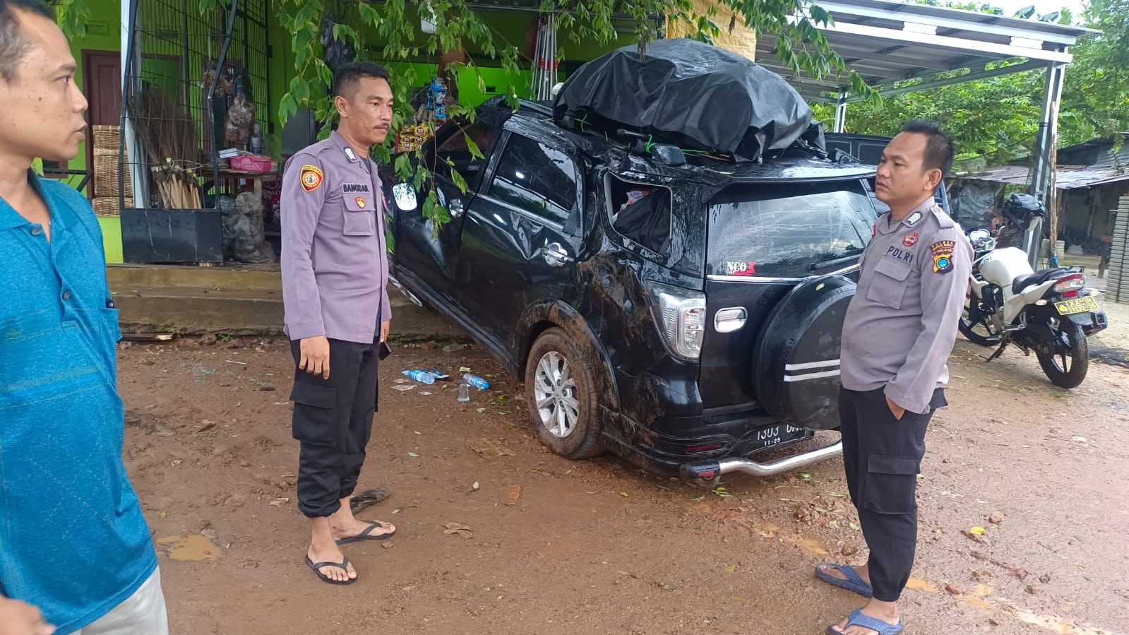 Polsek Kelapa Bantu Evakuasi Laka Lantas Di Jalan Raya Pangkal Pinang-Mentok