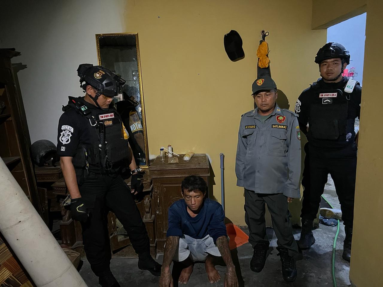 Selain Pil, Polisi Temukan Alat Hisap Sabu dari Ketiga Pelaku Yang Diamankan di Sebuah Rumah Kadipiro