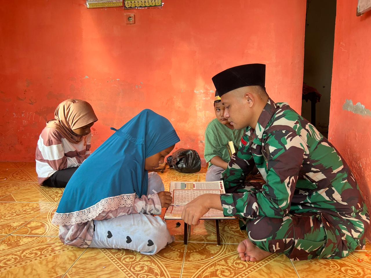 TNi Satgas Yonif 407/PK Laksanakan Komsos Beri Pelaihari Baca Alquran Di TPQ