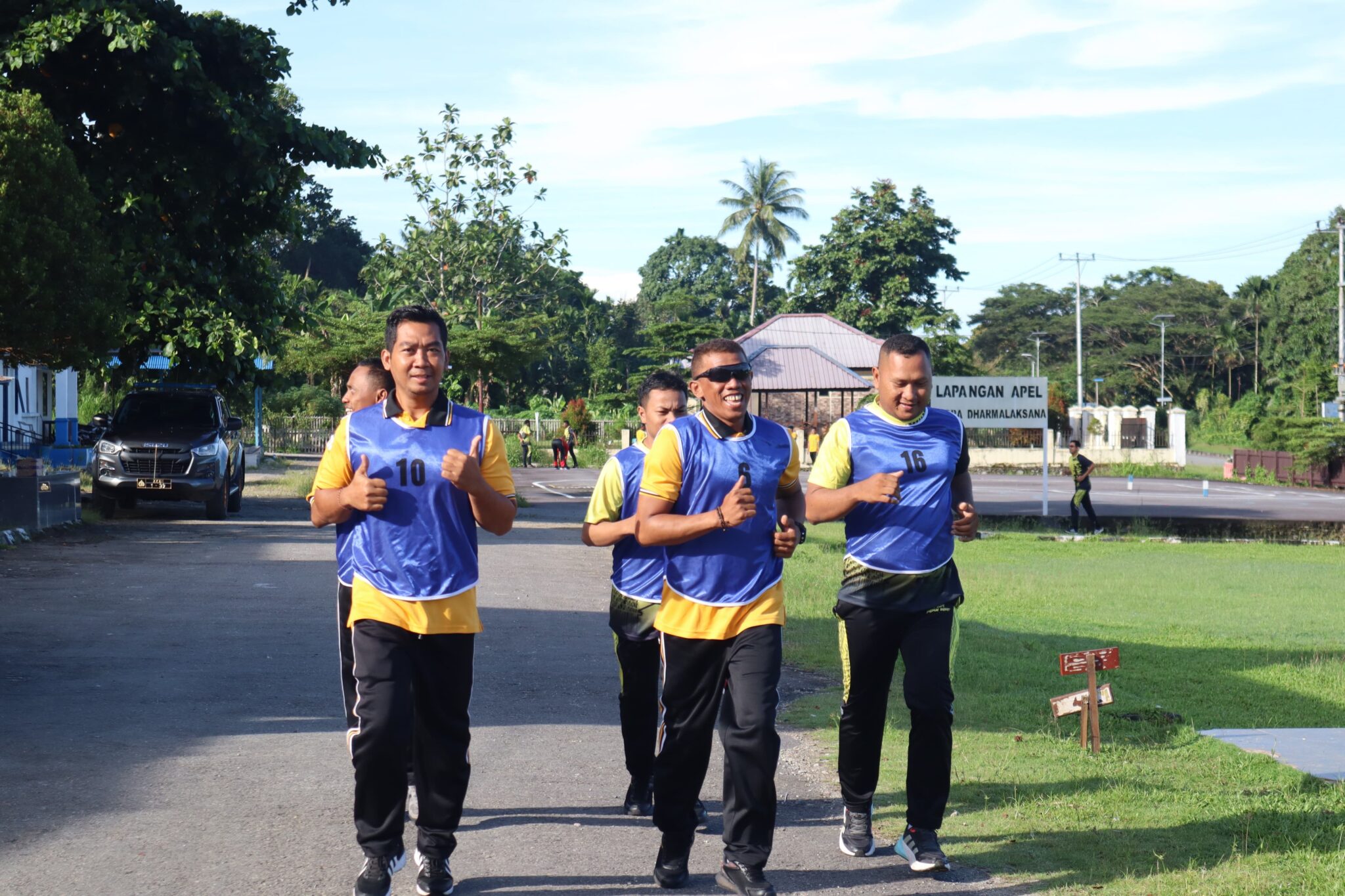  TELUK WONDAMA –</strong>Menjaga Kebugaran dan Kesehatan Personil, Polres Teluk Wondama kembali menggelar Tes Kesamaptaan Jasmani (TKJ) berkala semester 1 tahun 2024 di halaman Mapolres Teluk Wondama, Jumat (17/5/2024).

Pelaksanaan Kesamaptaan Jasmani ini dilaksanakan oleh seluruh anggota Polres Teluk Wondama, yang dipimpin oleh Kapolres Teluk Wondama AKBP Hari Sutanto, S.I.K.

Kapolres Teluk Wondama mengatakan, bahwa kondisi tubuh anggota Polri harus sehat dan ideal. Untuk itu, harus dilaksanakan TKJ guna mengetahui sejauh mana kondisi fisik dan kesehatan setiap personel Polri, dan menjadi tolak ukur kekuatan setiap enam bulan sekali.

<img class="alignnone size-full wp-image-64033" src="https://harianteks.com/wp-content/uploads/2024/05/goi-20-scaled.jpg" alt="" width="2560" height="1706" />

"Disamping kegiatan TKJ merupakan salah satu faktor pendukung pengembangan karir personel Polri tapi juga diharapankan dapat menjaga kesehatan dan kebugaran anggota. Sehingga kesiapsiagaan anggota dalam melaksanakan tugas dapat terjaga," ujar Kapolres.

Ditempat yang sama, Kabag SDM Polres Teluk Wondama AKP Mastur, SH., MH mengatakan digelarnya TKJ untuk dapat melihat sejauh mana kondisi kesehatan personel secara periodik setiap enam bulan sekali.

Kabag SDM juga mengimbau kepada para personel agar dalam pelaksanaan TKJ wajib dilakukan secara serius dan sungguh-sungguh karena nilai TKJ sangat berpengaruh bagi karir personel kepolisian di masa yang akan datang.

<img class="alignnone size-full wp-image-64035" src="https://harianteks.com/wp-content/uploads/2024/05/GO-34-scaled.jpg" alt="Polres Teluk Wondama Gelar Tes Kesamaptaan Jasmani Berkala Semester 1 Tahun 2024" width="2560" height="1706" />

"Nantinya hasil nilai TKJ ini masuk dalam 13 komponen penilaian personel Polri dan dapat digunakan untuk persyaratan pengusulan kenaikan pangkat dan pendidikan pengembangan (Dikbang) bagi anggota Polri," terang Kabag SDM.

Selain aspek mental dan akademis, juga dinilai dari aspek jasmani dan karena itu diadakan TKJ setiap enam bulan sekali sebagai bagian dari program Polri untuk menjaga kesiapan stamina serta kesiapan personel Polri dalam pelaksanaan tugas dan tanggung jawab Kepolisian.

Untuk diketahuai tahapan dari kegiatan TKJ ini meliputi lari selama 12 menit, sit up, pull up, push up dan shuttle run. (*)

Editor : Abdul
Reporter ; Iskandar
Sumber : Humas Polres Teluk Wondama (Rez/Hms)