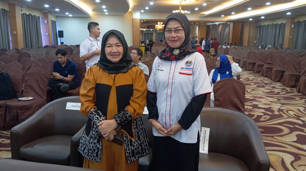 Kepala BKKBN Kepri Rohina M Si Terima Golden Award dari IWO Indonesia