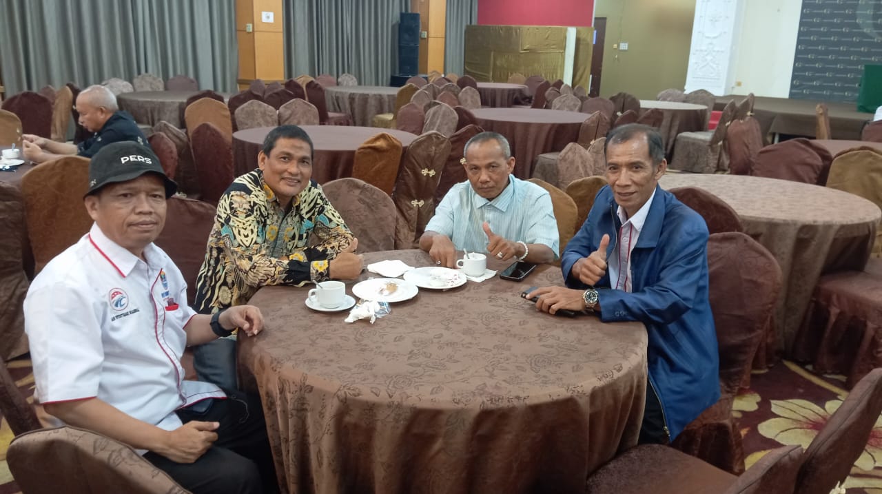 KH. H Sihabudin Arfi S Ag Pimpinan Pondok Pesantren Al Aqso Hadir di Acara Golden Award IWO Indonesia