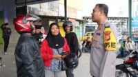 Kapolres Tulang Bawang Bercengkrama Dengan Pemudik Pada Pengawalan Gratis Arus Balik Lebaran 2024