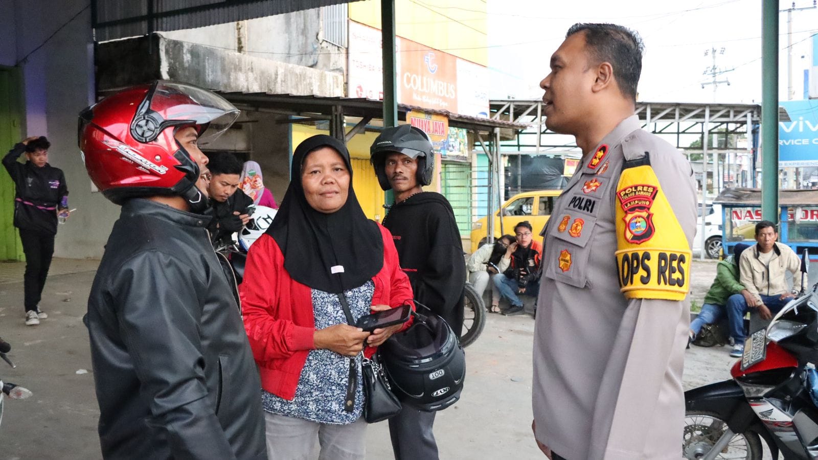 Kapolres Tulang Bawang Bercengkrama Dengan Pemudik Pada Pengawalan Gratis Arus Balik Lebaran 2024