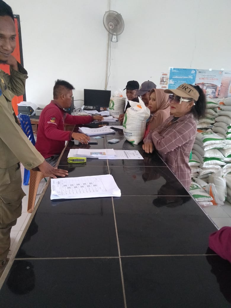 Kementrian Pangan Menyalurkan Bantuan Sembako Berupa Beras 30 Kg