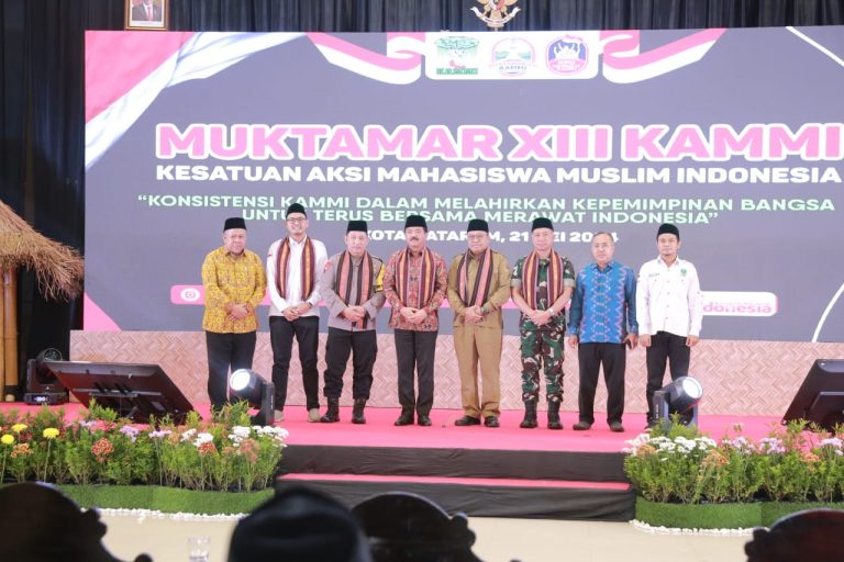 MATARAM_</strong>Kepala Kepolisian Republik Indonesia (Kapolri) Jenderal Listyo Sigit Prabowo menghadiri pembukaan Muktamar XIII Kesatuan Aksi Mahasiswa Muslim Indonesia (KAMMI), di Ballroom Islamic Center, Mataram, NTB, Selasa (21/5/2024) malam.

Selain Kapolri, acara yang berlangsung di Islamic Center Mataram, Nusa Tenggara Barat (NTB) itu dihadiri juga oleh Panglima TNI Jenderal Agus Subiyanto, Menkopolhukam Hadi Tjahjanto, serta Pj Gubernur NTB Lalu Gita Ariadi.

Menko Hadi Tjahjanto dalam sambutannya pembukaan Muktamar KAMMI mewakili Presiden RI Joko Widodo menyampaikan peran sentral pemuda sebagai perekat kebhinnekaan dan pelopor kebangkitan menuju kemajuan peradaban bangsa.

Hal ini tidak terlepas dari peran para pemuda yang tergabung dalam berbagai kesatuan aksi mahasiswa dan pemuda. Para pemuda dengan berani menuntut perubahan politik dan ekonomi agar dapat meningkatkan kesejahteraan masyarakat.

<img class="alignnone size-full wp-image-64314" src="https://harianteks.com/wp-content/uploads/2024/05/GO-84.jpg" alt="Kapolri Jenderal Listyo Sigit Prabowo  Hadiri Pembukaan Muktamar XIII KAMMI" width="768" height="512" />

Salah satu organisasi yang dibentuk dan berperan melahirkan reformasi pada tahun 1998 adalah KAMMI.

“Saya yakin bahwa para pemuda, khususnya anggota KAMMI, memiliki keluasan wawasan, keberanian, dan daya adaptif yang mampu merekatkan kebhinnekaan bangsa Indonesia.

Keberagaman bangsa tidak menjadi faktor pemecah-belah, melainkan menjadi sumber energi yang dinamis untuk mencapai kemajuan,” ujar Menkoplhukam.

Sementara itu,Kabid Humas Polda NTB Kombes Pol Rio Indra Lesmana, menyatakan jika Polda NTB telah mempersiapkan segala kebutuhan pengamanan dengan maksimal.

“Kami telah berkoordinasi dengan semua pihak terkait, untuk memastikan acara ini berjalan lancar dan aman. Pengamanan akan dilakukan secara ketat namun tetap humanis, demi kenyamanan semua pihak yang hadir,” ujarnya.

Selain personel kepolisian yang akan disiagakan di berbagai titik strategis, Kombes Pol Rio Indra menyampaikan jika Polda NTB juga akan menggunakan teknologi modern, untuk memantau situasi selama berlangsungnya acara.

“Penggunaan teknologi seperti CCTV dan patroli digital akan dioptimalkan, untuk memastikan keamanan dan ketertiban selama muktamar berlangsung,” ungkapnya.

Lebih lanjut, Kombes Pol. Rio Indra menegaskan jika pihak kepolisian siap memberikan dukungan penuh, agar acara Muktamar KAMMI XIII dapat berjalan dengan sukses dan tanpa hambatan.

“Kami berharap semua peserta dan tamu undangan dapat mengikuti acara ini dengan tertib dan aman. Kepolisian siap memberikan rasa aman agar seluruh rangkaian kegiatan, dapat berjalan dengan lancar,” pungkasnya.

Editor : Abdul
Reporter : Iskandar
Sumber : Bidhumas Polri