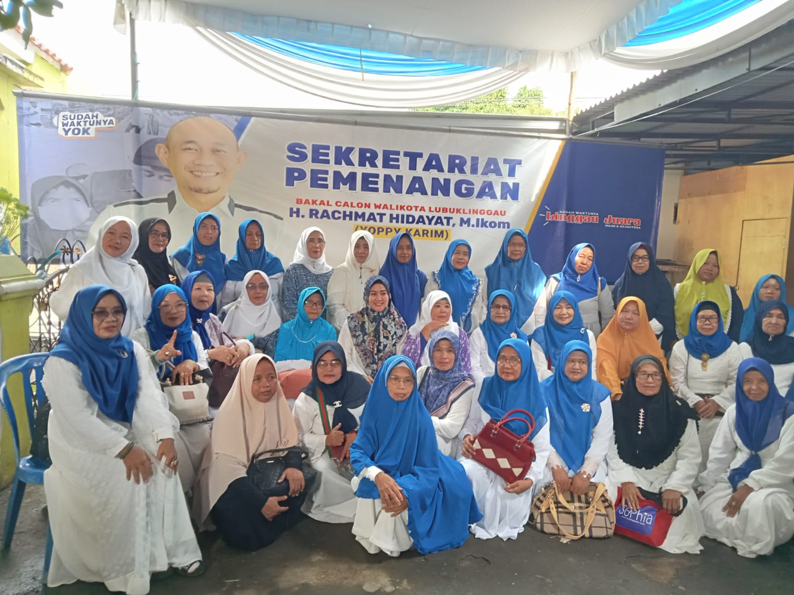 Ratusan ibu-ibu dari Majelis Taklim Al Karim Menghadiri Pengajian di Sekretariat Pemenangan H. Rachmat Hidayat