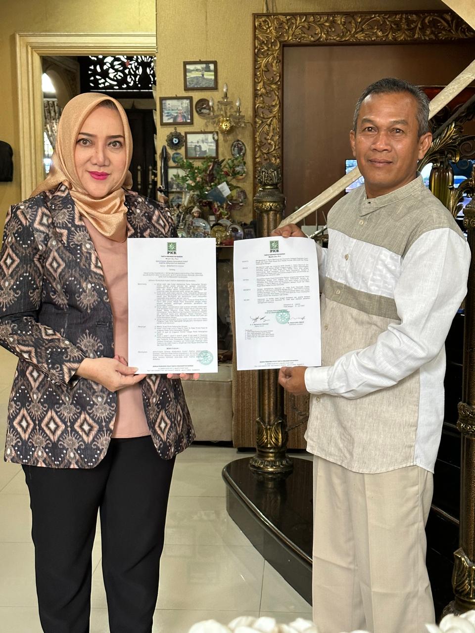 DPP PKB Menyerahakan SK Penetapan Tahap I Hj Ratna Machmud dan H Prayitno Bakal Calon Bupati dan Wakil Bupati Kabupaten Musirawas