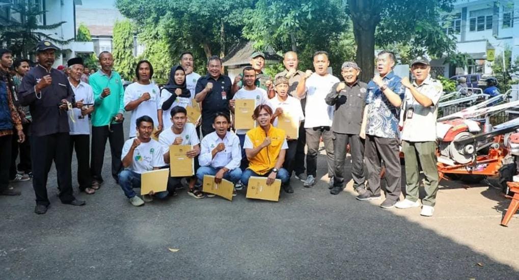 Dorong Peningkatan Produksi Pertanian, Pemkab Purwakarta Distribusikan Bantuan Mesin Traktor