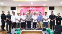 POLDA KEPRI TERIMA PENGURUS IWO INDONESIA KEPRI : KOMITMEN MEMBUAT BERITA SECARA OBYEKTIF & DIPERCAYA MASYARKAT DALAM RANGKA HARKAMTIBMAS Batam - Dalam rangka memperkuat sinergi dan kemitraan antara Kepolisian Daerah Kepulauan Riau (Polda Kepri) dan insan pers, Bidang Hubungan Masyarakat (Bidhumas) Polda Kepri terima kunjungan silaturahmi dengan Ikatan Wartawan Online (IWO) Indonesia Provinsi Kepri. Kamis (6/6/2024). Acara yang berlangsung di Rupatama Polda Kepri ini dihadiri oleh Kabidhumas Polda Kepri Kombes. Pol. Zahwani Pandra Arsyad, S.H., M.Si., Pejabat Utama Bidhumas Polda Kepri, Ketua IWO Indonesia Provinsi Kepri Bapak Nursalim Turatea beserta Rombongan dan Personel Bidhumas Polda Kepri. Dalam sambutannya, Kabidhumas Polda Kepri Kombes. Pol. Zahwani Pandra Arsyad, S.H., M.Si., menyambut kedatangan seluruh anggota Ikatan Wartawan Online (IWO) Indonesia Provinsi Kepri. “Kedatangan IWO Indonesia Provinsi Kepri di Polda Kepri bagaikan angin segar yang membawa semangat baru dalam menjalin kerjasama antara insan pers dan Kepolisian Daerah Kepulauan Riau (Polda Kepri). Saya berharap pertemuan ini dapat menjadi wadah untuk memperkuat sinergi dan kemitraan antara IWO Indonesia Provinsi Kepri dan Bidhumas Polda Kepri dalam membangun Kepri yang lebih kondusif,” ucap Kabidhumas Polda Kepri Kombes. Pol. Zahwani Pandra Arsyad, S.H., M.Si. Kemudian, Kabidhumas Polda Kepri Kombes. Pol. Zahwani Pandra Arsyad, S.H., M.Si., menyampaikan bahwa saat ini Humas bukan lagi bantuan fungsi utama tapi jadi fungsi utama. Humas kini memiliki peran strategis dalam menyampaikan informasi kepada publik sesuai dengan Dasar Hukum UU Nomor 40 Tahun 1999 Tentang Pers dan UU Nomor 14 Tahun 2009 Tentang Keterbukaan Informasi Publik. Begitu juga dengan filosofi kami yaitu “Obyektif, Dipercaya dan Partisipasi”, dengan mendapatkan informasi yang objektif, kami dapat lebih berpartisipasi dalam memberikan informasi tersebut dan menjadi terpercaya. Oleh karena itu, saya yakin bahwa kita dapat benar-benar bersinergi dengan teman-teman baik dari media mainstream, media online, media cetak, elektronik, maupun media sosial. “Disini saya juga memberitahu kepada teman-teman semua bahwa Polri terus berinovasi dalam meningkatkan pelayanan publik dengan meluncurkan aplikasi Super App Polri. Aplikasi ini merupakan solusi bagi masyarakat yang ingin mengakses berbagai layanan kepolisian dengan mudah dan cepat. Super App Polri mengintegrasikan berbagai layanan, seperti pengurusan SIM online, STNK online, dan SKCK online. Masyarakat tidak perlu lagi repot-repot datang ke kantor polisi untuk mengurus dokumen-dokumen tersebut. Selain itu, aplikasi ini juga menyediakan fitur pelaporan pengaduan masyarakat, informasi E-Tilang, informasi daerah rawan, dan informasi pos polisi dan rumah sakit Polri. Dengan menggunakan Super App Polri, masyarakat dapat mengakses berbagai layanan kepolisian secara online dan real-time. Hal ini tentunya sangat membantu masyarakat dalam menghemat waktu dan tenaga,” jelas Kabidhumas Polda Kepri Kombes. Pol. Zahwani Pandra Arsyad, S.H., M.Si. Dalam kesempatan yang sama, Ketua IWO Indonesia Prov Kepri Bapak Nursalim Turatea menyampaikan terima kasih kepada Kabidhumas Polda Kepri atas sambutan yang telah diberikan, beserta seluruh personil Bidhumas Polda Kepri. Saya berharap agar pertemuan ini dapat menjadi wadah untuk memperkuat sinergi dan kemitraan antara IWO Indonesia Provinsi Kepri dan Polda Kepri dalam membangun Kepri yang lebih kondusif. “Terakhir, seperti yang disampaikan oleh Bapak Kabidhumas Polda Kepri, Humas dan media massa memiliki peran penting dalam menyampaikan informasi yang objektif dan akurat kepada masyarakat. IWO Indonesia Provinsi Kepri berkomitmen untuk bekerja sama dengan Polda Kepri serta stakeholder lainnya dalam menyampaikan informasi yang benar dan terpercaya kepada masyarakat,” – tutup Ketua IWO Indonesia Provinsi Kepri Bapak Nursalim Turatea. Salam Presisi Bidang Humas Polda Kepri Kombes. Pol. Zahwani Pandra Arsyad, S.H. M.Si. Kabidhumas Polda Kepri