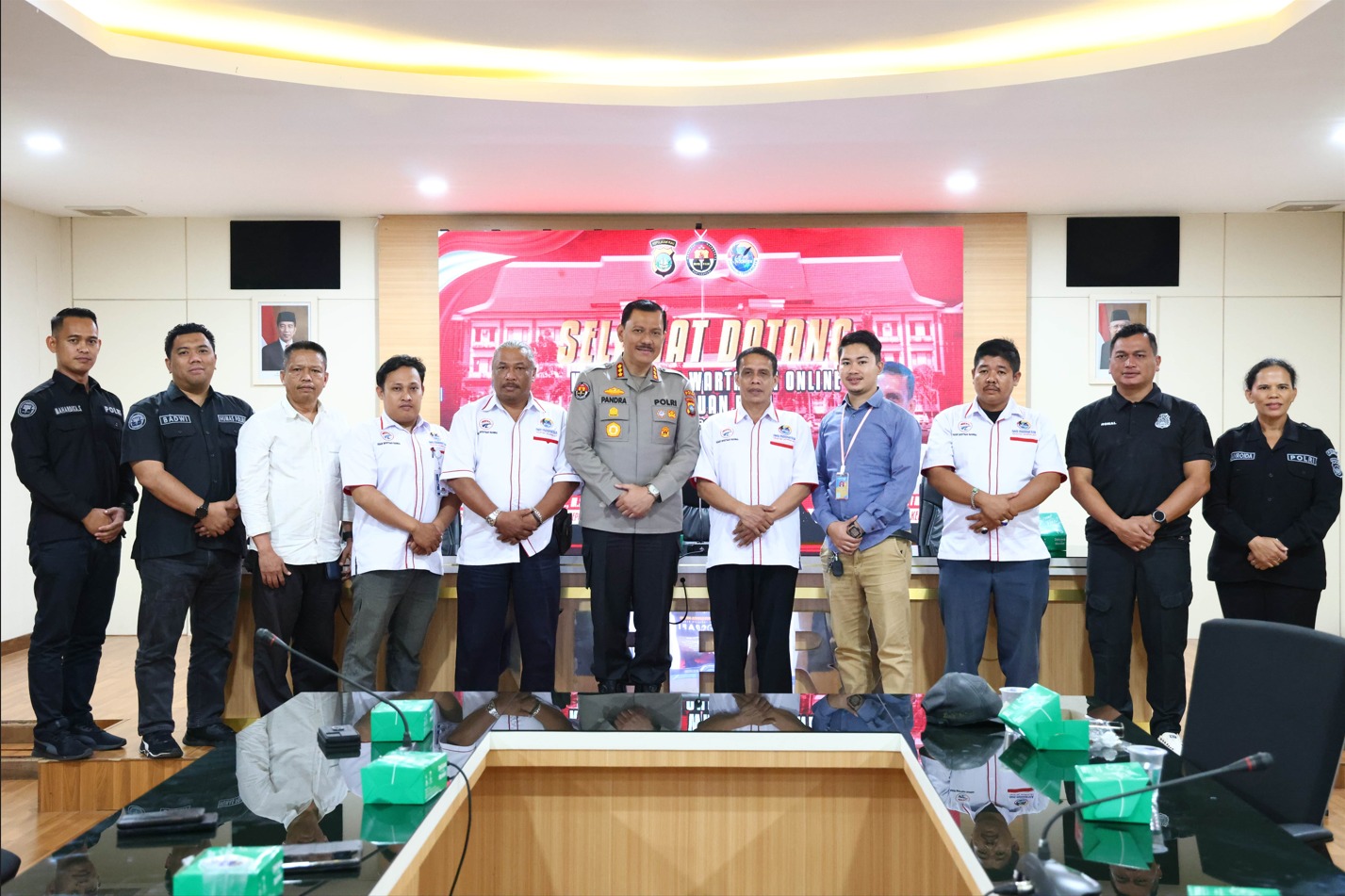 POLDA KEPRI TERIMA PENGURUS IWO INDONESIA KEPRI : KOMITMEN MEMBUAT BERITA SECARA OBYEKTIF & DIPERCAYA MASYARKAT DALAM RANGKA HARKAMTIBMAS Batam - Dalam rangka memperkuat sinergi dan kemitraan antara Kepolisian Daerah Kepulauan Riau (Polda Kepri) dan insan pers, Bidang Hubungan Masyarakat (Bidhumas) Polda Kepri terima kunjungan silaturahmi dengan Ikatan Wartawan Online (IWO) Indonesia Provinsi Kepri. Kamis (6/6/2024). Acara yang berlangsung di Rupatama Polda Kepri ini dihadiri oleh Kabidhumas Polda Kepri Kombes. Pol. Zahwani Pandra Arsyad, S.H., M.Si., Pejabat Utama Bidhumas Polda Kepri, Ketua IWO Indonesia Provinsi Kepri Bapak Nursalim Turatea beserta Rombongan dan Personel Bidhumas Polda Kepri. Dalam sambutannya, Kabidhumas Polda Kepri Kombes. Pol. Zahwani Pandra Arsyad, S.H., M.Si., menyambut kedatangan seluruh anggota Ikatan Wartawan Online (IWO) Indonesia Provinsi Kepri. “Kedatangan IWO Indonesia Provinsi Kepri di Polda Kepri bagaikan angin segar yang membawa semangat baru dalam menjalin kerjasama antara insan pers dan Kepolisian Daerah Kepulauan Riau (Polda Kepri). Saya berharap pertemuan ini dapat menjadi wadah untuk memperkuat sinergi dan kemitraan antara IWO Indonesia Provinsi Kepri dan Bidhumas Polda Kepri dalam membangun Kepri yang lebih kondusif,” ucap Kabidhumas Polda Kepri Kombes. Pol. Zahwani Pandra Arsyad, S.H., M.Si. Kemudian, Kabidhumas Polda Kepri Kombes. Pol. Zahwani Pandra Arsyad, S.H., M.Si., menyampaikan bahwa saat ini Humas bukan lagi bantuan fungsi utama tapi jadi fungsi utama. Humas kini memiliki peran strategis dalam menyampaikan informasi kepada publik sesuai dengan Dasar Hukum UU Nomor 40 Tahun 1999 Tentang Pers dan UU Nomor 14 Tahun 2009 Tentang Keterbukaan Informasi Publik. Begitu juga dengan filosofi kami yaitu “Obyektif, Dipercaya dan Partisipasi”, dengan mendapatkan informasi yang objektif, kami dapat lebih berpartisipasi dalam memberikan informasi tersebut dan menjadi terpercaya. Oleh karena itu, saya yakin bahwa kita dapat benar-benar bersinergi dengan teman-teman baik dari media mainstream, media online, media cetak, elektronik, maupun media sosial. “Disini saya juga memberitahu kepada teman-teman semua bahwa Polri terus berinovasi dalam meningkatkan pelayanan publik dengan meluncurkan aplikasi Super App Polri. Aplikasi ini merupakan solusi bagi masyarakat yang ingin mengakses berbagai layanan kepolisian dengan mudah dan cepat. Super App Polri mengintegrasikan berbagai layanan, seperti pengurusan SIM online, STNK online, dan SKCK online. Masyarakat tidak perlu lagi repot-repot datang ke kantor polisi untuk mengurus dokumen-dokumen tersebut. Selain itu, aplikasi ini juga menyediakan fitur pelaporan pengaduan masyarakat, informasi E-Tilang, informasi daerah rawan, dan informasi pos polisi dan rumah sakit Polri. Dengan menggunakan Super App Polri, masyarakat dapat mengakses berbagai layanan kepolisian secara online dan real-time. Hal ini tentunya sangat membantu masyarakat dalam menghemat waktu dan tenaga,” jelas Kabidhumas Polda Kepri Kombes. Pol. Zahwani Pandra Arsyad, S.H., M.Si. Dalam kesempatan yang sama, Ketua IWO Indonesia Prov Kepri Bapak Nursalim Turatea menyampaikan terima kasih kepada Kabidhumas Polda Kepri atas sambutan yang telah diberikan, beserta seluruh personil Bidhumas Polda Kepri. Saya berharap agar pertemuan ini dapat menjadi wadah untuk memperkuat sinergi dan kemitraan antara IWO Indonesia Provinsi Kepri dan Polda Kepri dalam membangun Kepri yang lebih kondusif. “Terakhir, seperti yang disampaikan oleh Bapak Kabidhumas Polda Kepri, Humas dan media massa memiliki peran penting dalam menyampaikan informasi yang objektif dan akurat kepada masyarakat. IWO Indonesia Provinsi Kepri berkomitmen untuk bekerja sama dengan Polda Kepri serta stakeholder lainnya dalam menyampaikan informasi yang benar dan terpercaya kepada masyarakat,” – tutup Ketua IWO Indonesia Provinsi Kepri Bapak Nursalim Turatea. Salam Presisi Bidang Humas Polda Kepri Kombes. Pol. Zahwani Pandra Arsyad, S.H. M.Si. Kabidhumas Polda Kepri