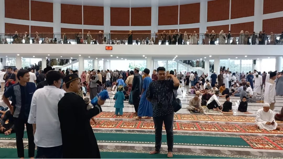 Sholat Idhulfitry 1445 H Masjid Tanjak Batam di Guyur Hujan Deras