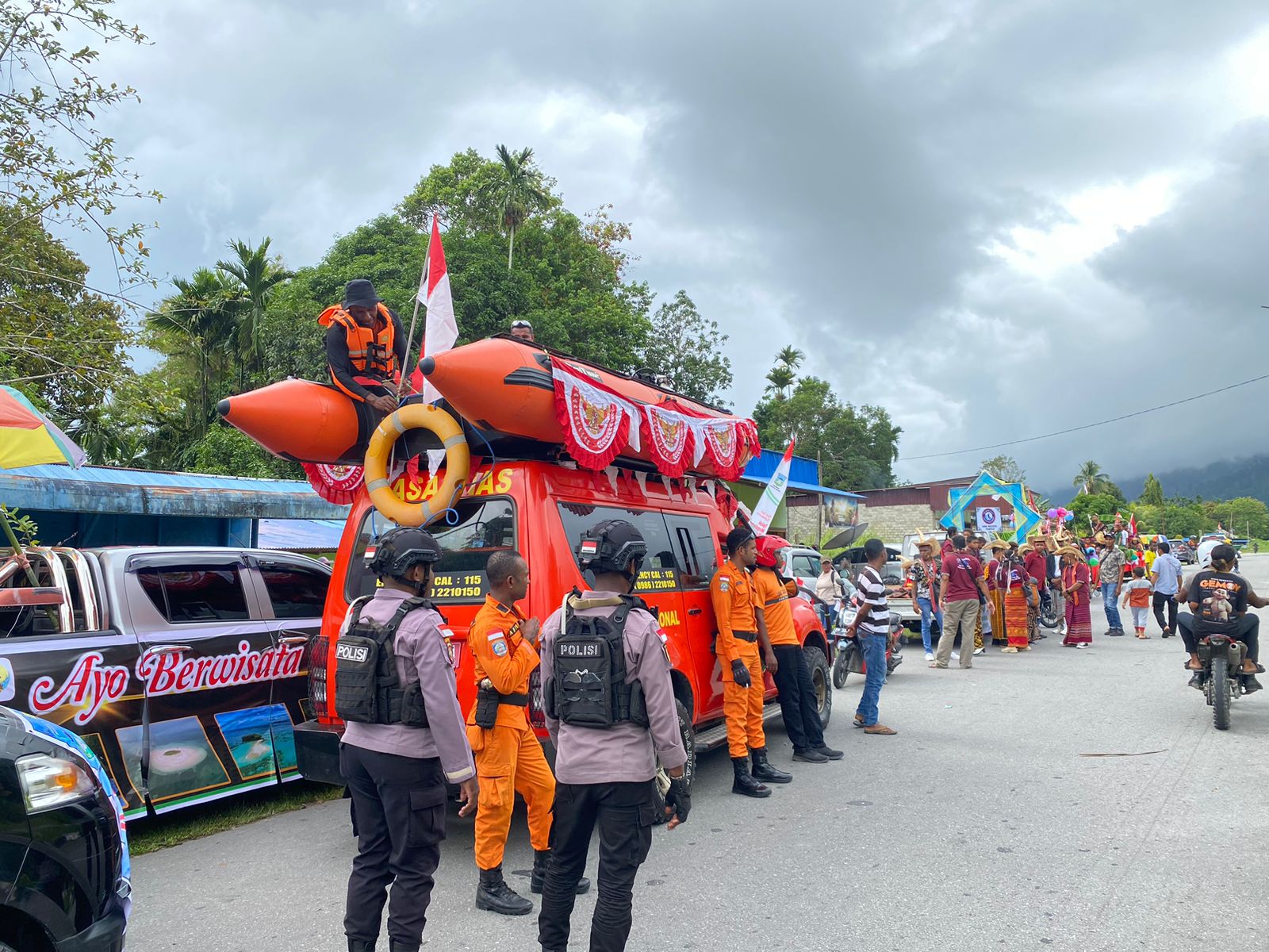 Polres Teluk Wondama Pengamanan Karnaval Mobil Hias Peringati HUT Kabupaten Teluk Wondama Ke-21