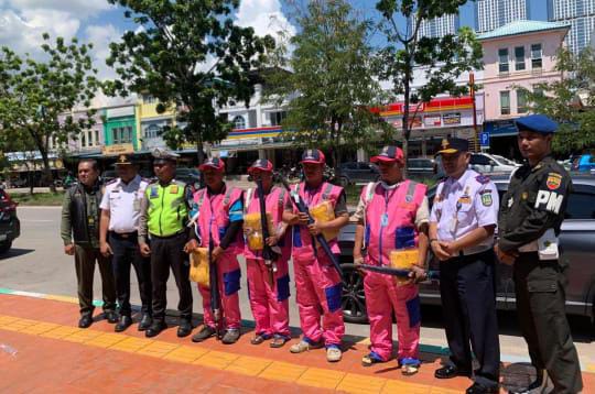Diana Gustin Nasution.SM Politisi Partai Ummat Mengkritisi Baju Baru Pink Juru Parkir di Kota Batam