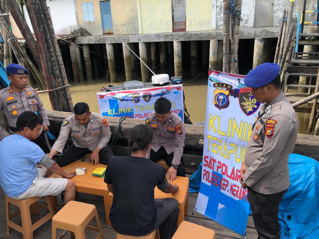 Buruh dan ABK Kapal Manfaatkan Layanan Kesehatan Klinik Apung Satpolairud Polres Kepulauan Meranti