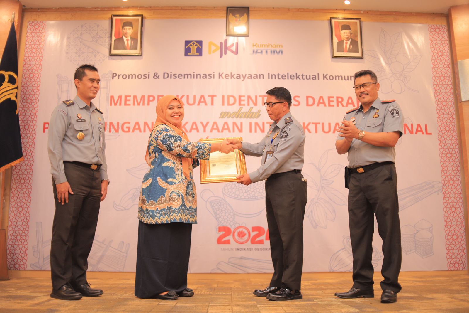  JEMBER -</strong> Kanwil Kemenkumham Jatim berupaya meningkatkan pencatatan produk Kekayaan Intelektual Komunal dari Kabupaten Jember, Kabupaten Lumajang dan Kabupaten Bondowoso. Salah satu strateginya dengan menggelar promosi dan diseminasi Kekayaan Intelektual Komunal (KIK) di Hotel Royal Jember, Rabu (15/5).

Dalam sambutan Kepala Divisi Pelayanan Hukum dan HAM Kanwil Kemenkumham Jatim, Dulyono menerangkan bahwa KIK merupakan warisan budaya tradisional yang perlu dilestarikan. Hal ini mengingat Indonesia memiliki banyak sekali budaya lokal yang merupakan identitas suatu kelompok atau masyarakat.

"Kita perlu menjaga dan melindungi kekayaan tersebut maka diperlukan adanya sistem pelindungan hukum," terangnya.

Salah satu sistem pelindungan hukum yang dapat melindungi kekayaan budaya itu, lanjut Dulyono, adalah pelindungan KIK. Pada tahun 2022 Pemerintah menerbitkan Peraturan Pemerintah Nomor 56 Tahun 2022 tentang KIK yang dapat memberikan angin segar pada seluruh masyarakat khususnya masyarakat adat di Indonesia.

"Pelindungan KIK mencegah agar identitas budaya masyarakat pemiliknya tidak hilang sejalan dengan punahnya Pengetahuan Tradisional dan Ekspresi Budaya Tradisional," terangnya.

<img class="alignnone size-full wp-image-63747" src="https://harianteks.com/wp-content/uploads/2024/05/GO-6.jpg" alt="Memperkuat Identitas Daerah Melalui Pelindungan Kekayaan Intelektual Komunal" width="1600" height="1066" />

Dulyono menjelaskan bahwa penginventarisasian KIK dilakukan dengan cara mencatatkannya ke database Direktorat Jenderal Kekayaan Intelektual (DJKI). Tujuannya adalah untuk memberikan pengakuan resmi terhadap KIK.

"Selain itu, hal tersebut akan memperkuat identitas budaya dan memberikan kebanggaan kepada daerah maupun komunitas," tuturnya.

Dulyono menegaskan bahwa pihaknya akan terus memberikan dukungan kepada pemerintah daerah dalam melindungi dan melestarikan tradisi, budaya, serta adat istiadat di suatu daerah serta potensi alamnya. Sehingga diharapkan dapat mendongkrak pertumbuhan ekonomi masyarakat kreatif.

<img class="alignnone size-full wp-image-63749" src="https://harianteks.com/wp-content/uploads/2024/05/goi-2.jpg" alt="Memperkuat Identitas Daerah Melalui Pelindungan Kekayaan Intelektual Komunal" width="1600" height="1066" />

"Serta memberikan motivasi dan dorongan kepada masyarakat lainnya akan pentingnya potensi dari beberapa aspek KIK," urainya.

Pada kesempatan tersebut, Dulyono menyerahkan surat pencatatan KI Komunal potensi Indikasi Geografis Ubi Jalar Madu Pasrujambe kepada Dinas Ketahanan Pangan dan Pertanian Kabupaten Lumajang.

Hal ini sekaligus sebagai wujud dukungan kepada Pemerintah Kabupaten Jember, Lumajang dan Bondowoso dalam melindungi dan melestarikan tradisi, budaya, serta adat istiadat yang ada di wilayah tersebut serta potensi alamnya.

"Tentunya kami berharap ikhtiar ini dapat mendongkrak pencatatan KIK di daerah Bakorwil Jember," harap Dulyono.

Dulyono didampingi Kabid Pelayanan Hukum Dr. Mustiqo Fitra, Kalapas Jember Hasan Basri, Bakorwil Jember Choirul Anwar, Dinas Ketahanan Pangan dan Pertanian Kab. Lumajang Vivin Kusuma, serta di ikuti sebanyak 50 peserta dari dinas terkait.

Editor : Abdul
Reporter : (Redho )