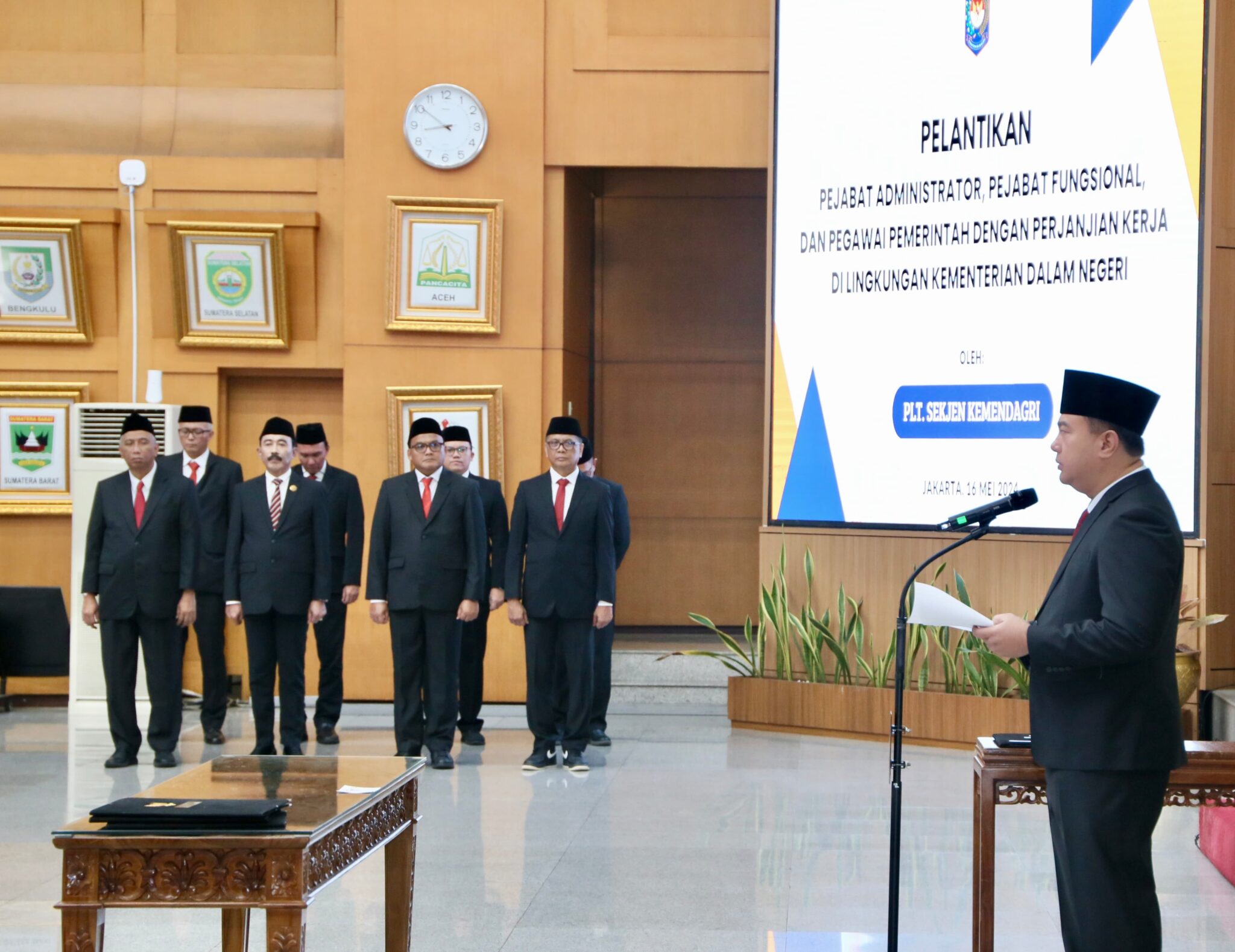 JAKARTA _</strong> Pelaksana Tugas (Plt.) Sekretaris Jenderal (Sekjen) Kementerian Dalam Negeri (Kemendagri) Tomsi Tohir menyampaikan sejumlah isu strategis dan kebijakan prioritas Kemendagri. Hal itu disampaikannya saat melantik 18 pejabat administrator, 51 pejabat fungsional, dan 81 Pegawai Pemerintah dengan Perjanjian Kerja (PPPK) di lingkungan Kemendagri. Isu dan kebijakan tersebut perlu dipahami oleh para pegawai yang baru dilantik.

“Pelantikan kali ini menandai langkah Saudara-Saudari menjadi pejabat administrator dan fungsional yang memasuki sebuah pengalaman dan amanah baru di lingkungan Kementerian Dalam Negeri,” ujar Tomsi di Gedung Sasana Bhakti Praja (SBP) Kantor Pusat Kemendagri, Jakarta, Kamis (16/5/2024).

Lebih lanjut, Tomsi menjelaskan isu strategis dan kebijakan prioritas tersebut di antaranya pertumbuhan ekonomi dan pengendalian inflasi, penguatan investasi dan kemudahan perizinan berusaha, serta penanganan stunting dan kemiskinan. Selain itu, pentingnya menjaga stabilitas politik, hukum, pengamanan, dan pengawasan, serta dukungan fasilitasi pembangunan Ibu Kota Negara (IKN). Kemudian melakukan fasilitasi percepatan penyelenggaraan pemerintahan dan pembangunan pada 4 Daerah Otonomi Baru (DOB) Papua.

<img class="alignnone size-full wp-image-63941" src="https://harianteks.com/wp-content/uploads/2024/05/GO-23-scaled.jpg" alt="
Lantik Pejabat Di lingkungan Kemendagri , Plt. Sekjen Kemendagri Beri Perhatian Dan Prioritas Terhadap Pengembangan Kompetisi ASN Secara Keseluruhan" width="2560" height="1706" />

Tomsi mengatakan, berbagai kebijakan yang diterapkan pemerintah saat ini membutuhkan dukungan dari seluruh pegawai Kemendagri. Pasalnya, banyak sekali tantangan yang dihadapi dalam konteks memperkuat peran dan kedudukan Kemendagri. Tomsi berharap, aparatur sipil negara (ASN) Kemendagri dapat mengikuti perubahan pola dan budaya kerja yang diterapkan, dengan mengedepankan kolaborasi dinamis lintas sektoral.

Dalam kesempatan itu, dirinya menyampaikan pesan khusus kepada PPPK yang baru dilantik. Menurutnya, mereka yang dilantik merupakan individu terpilih hasil seleksi secara ketat. Mereka merupakan bagian penting dari masa depan dan keberlanjutan Kemendagri dalam menghadapi kondisi dan tantangan yang semakin kompleks.

<img class="alignnone size-full wp-image-63943" src="https://harianteks.com/wp-content/uploads/2024/05/goi-15-scaled.jpg" alt="
Lantik Pejabat Di lingkungan Kemendagri , Plt. Sekjen Kemendagri Beri Perhatian Dan Prioritas Terhadap Pengembangan Kompetisi ASN Secara Keseluruhan" width="2560" height="1706" />

“Kami yakin dan percaya kemampuan Saudara-Saudari akan sangat berguna dan bermanfaat dalam pelaksanaan tugas di lingkungan Kemendagri,” ujarnya.

Di lain sisi, Tomsi menekankan pentingnya memberikan perhatian dan prioritas terhadap pengembangan kompetensi ASN secara keseluruhan. Langkah ini diperlukan untuk mempercepat adaptasi dan pengembangan ASN yang mengedepankan prinsip merdeka belajar. ASN Kemendagri juga diharapkan dapat mengembangkan diri secara mandiri.

“Saya ucapkan selamat kepada para pejabat yang dilantik. Selamat menjalankan tugas dengan jiwa integritas dan pelekatan nilai BerAKHLAK (Berorientasi Pelayanan, Akuntabel, Kompeten, Harmonis, Loyal, Adaptif, Kolaboratif),” tandas Tomsi.

Editor : Abdul
Reporter : Iskandar
Sumber : Puspen Kemendagri