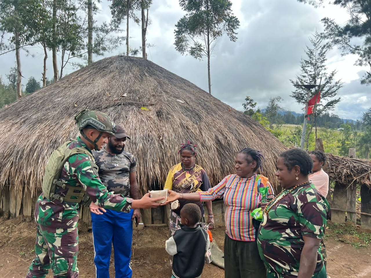 Pos Gome Pimpinan Lettu Inf Galang Membagikan Makanan: Satu Kepedulian Bawa Senyum Masyarakat Pedalaman Papua