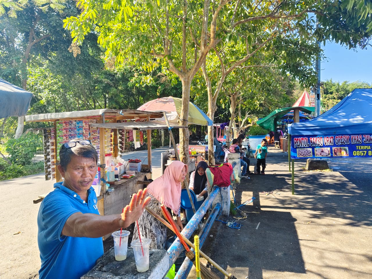 Pj Bupati Lahat Diteriaki Pedagang " Minggir Bapak Mau Lewat, Raja Nak Lewat, "