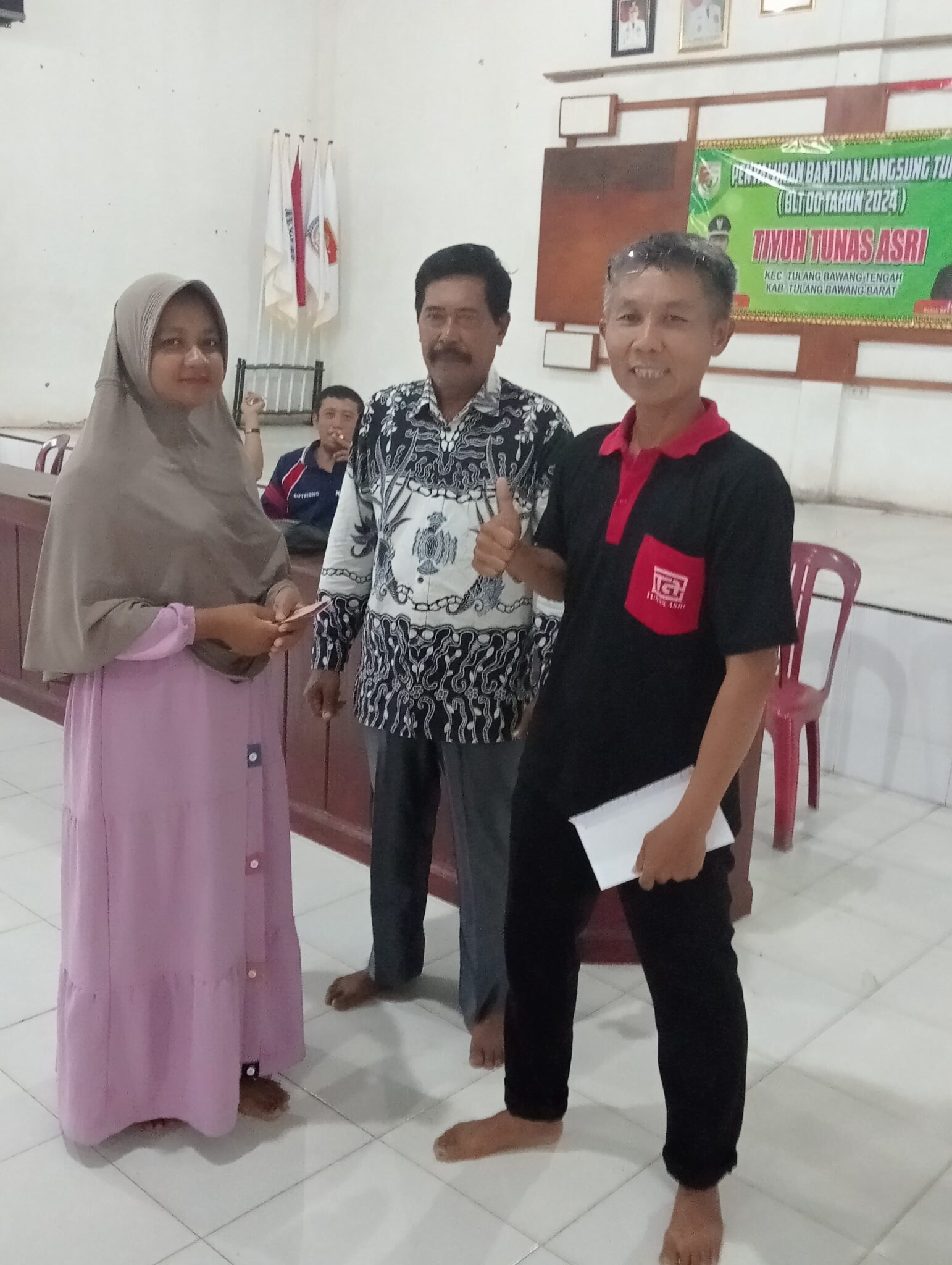 Pemerintah Tiyuh Tunas Asri Menyalurkan BLT - DD Tahap Pertama ke 12 kpm Tahun 2024