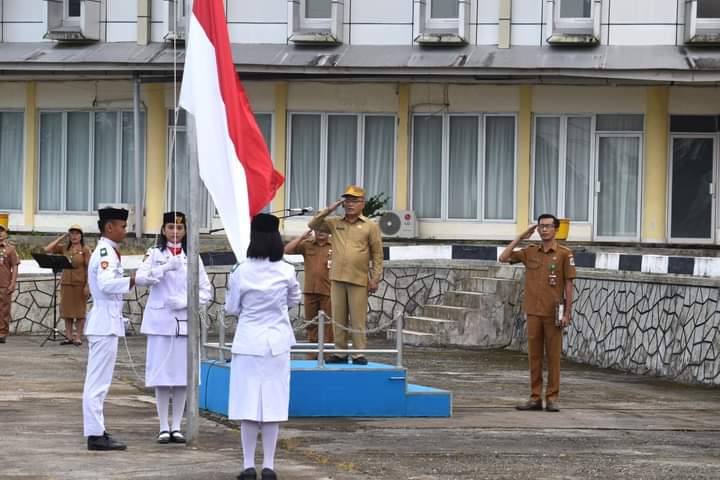 Pemerintah Kabupaten Nias Utara Melaksanakan Kenaikan Bendera Merah Putih Dalam Rangka Apel Pagi Di Halaman Kantor Bupati