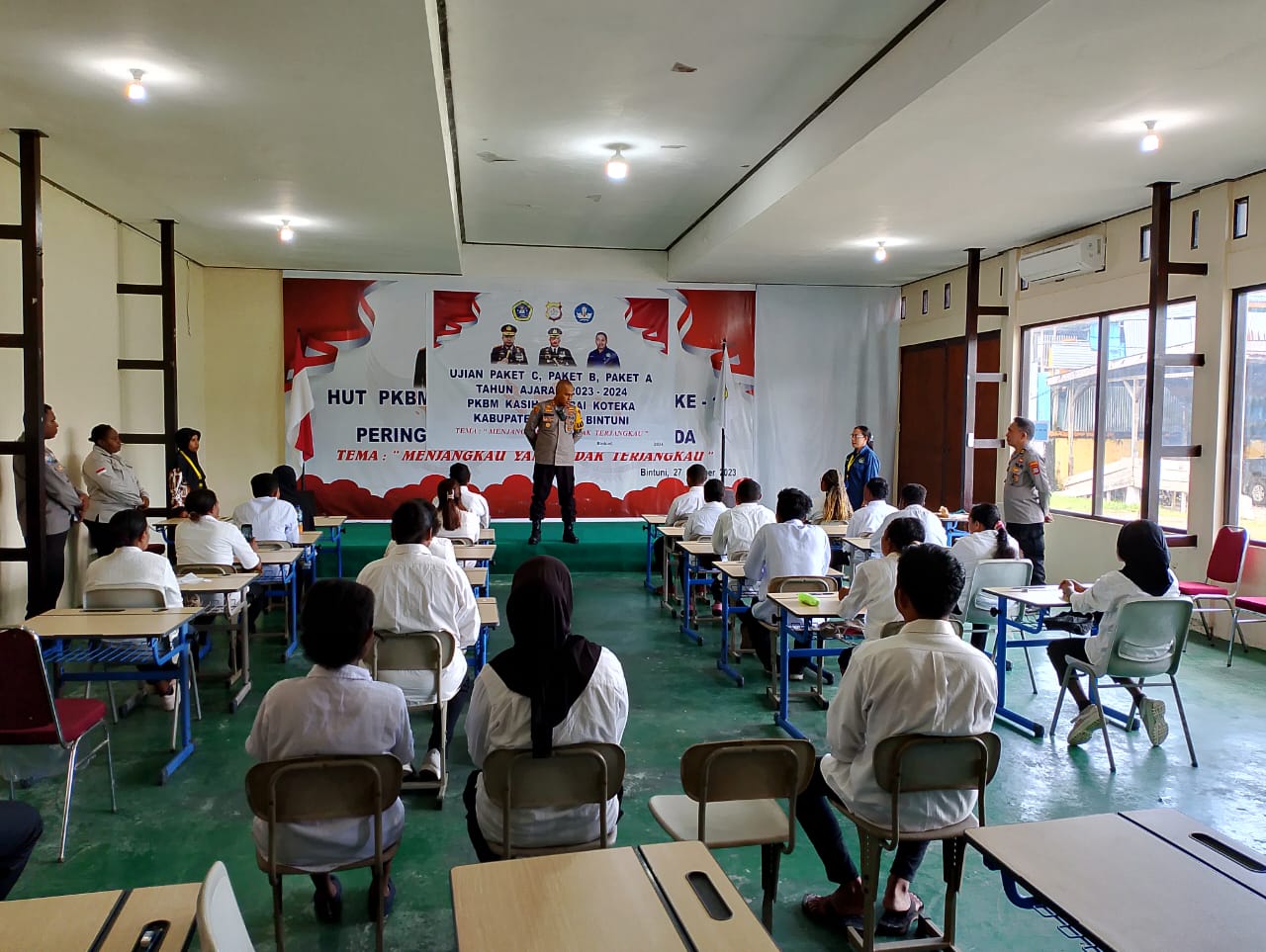 https://harianteks.com/kapolres-teluk-bintuni-beri-sambutan-dipelaksan-ujian-paket-b-pkbm-kasih-rumbai-koteka-kabupaten-teluk-bintuni-tahun-ajaran-2023-2024/