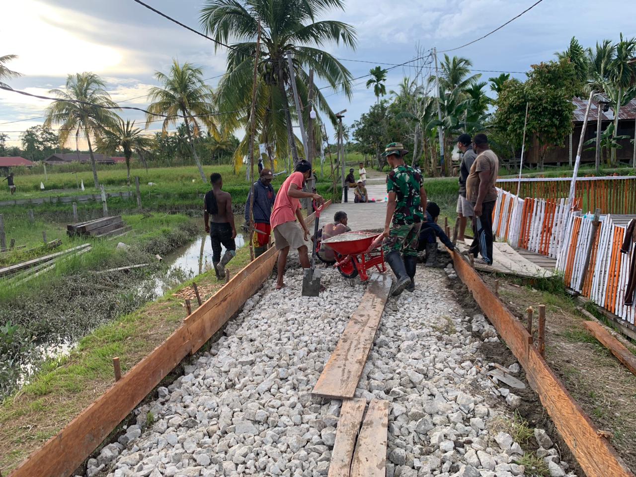 Lestarikan Budaya Gotong Royong, Satgas Yonif 407/PK Karya Bakti Bersama Masyarakat 