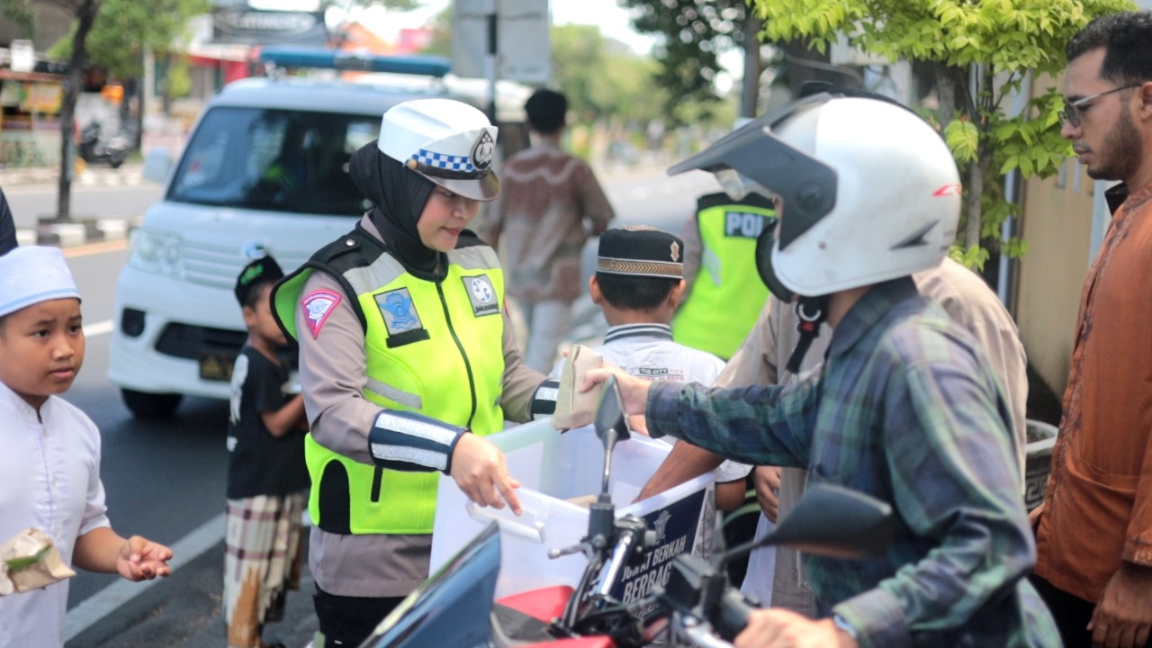 Srikandi Satlantas Polres Gresik Bagikan Makanan kepada Jamaah Setelah Sholat Jumat di Masjid