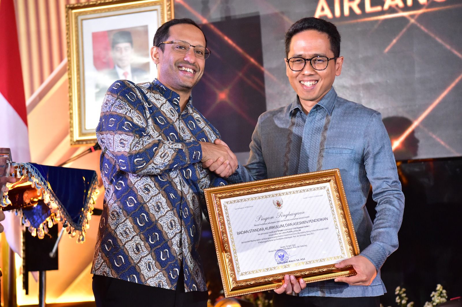 Mendikbudristek Memberikan Penghargaan atas Capaian Nilai Kinerja Anggaran, Penyelenggaraan SAKIP, Keterbukaan Informasi Publik, dan Unit Pengolah Kearsipan Terbaik Tahun 2023