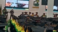 SUNGAI PENUH- Institut Agama Islam Negeri (IAIN) Kerinci Melaksanakan Wisuda ke-VIII Program Sarjana dan Magister, yang bertempat di Gedung Perpustakaan digital IAIN Kerinci, Kamis, (02/04/2024). Ketua Senat IAIN Keeinci. Prof, Dr, H, Masnur Alam, M.Pd.I menyampaikan agar seluruh wisudawan dan wisudawati tetap menjaga etika dan moralitas akademik sebagai ciri insan akademis IAIN Kerinci. "Wisuda ke VIII tahun ini merupakan momen sejarah terbesar bagi IAIN Kerinci, dengan jumlah wisudawan dan wisudawati 625 orang, yang terdiri dari lima Fakultas dan Pascasarjana IAIN Kerinci. Kita berharap ini menjadi kenangan terindah dalam sejarah perjalanan akademik yang tidak terlupakan”, Ungkapnya. Rektor IAIN Kerinci, Prof. Dr. H. Asaari, M.Ag Menyampaikan penghargaan setinggi-tingginya kepada alumi IAIN Kerinci. "Bahwa alumni IAIN Kerinci berhasil menorehkan salah satu noktah sejarah dalam hidup. Semoga ilmu yang Anda dapat di kampus ini bisa bermanfaat bagi diri sendiri dan orang lain. Tetaplah belajar hingga akhir hayat dan rendah hati. Letakkan adab di atas ilmu pengetahuan agar kita terhindar dari sifat sombong,” Ungkapnnya. Sementara itu, Prof. Dr. Asaari menambahkan selamt kepada mahasiswa yang telah mendapat pengharagaan dan telah mengharumkan almater IAIN Kerinci, semoga bisa melanjutkan gelar magisternya," tuturnya Kegiatan Wisuda ini dihadiri oleh Ketua Senat IAIN Kerinci. Prof, Dr, H, Masnur Alam, M.Pd.I., dan anggota Prof. Dr. Dairabi Kamil. M.E.d., Dr. H. Bahrum, M.Ag., Dr. Norman Ohira., M.Ag. Dr. Alwis, M.Pd., Rektor IAIN Kerinci, Dr. H. Asa"ari, M.Ag, Wakil Rektor I, Dr. Ahmad Jamin, M.Ag., Wakil Rektor II, Dr. Jafar Ahmad, M.Si., Wakil Rektor III, Dr. Halil Khusairi, M.Ag., Kepala Biro AUPK, Dr. H. Muhammad Nur, M.A., Dekan Fakultas Syariah, Dr. Arzam, M.Ag, Dekan FEBI, Dr. Eka Putra.,M.Pd.I., Dekan FTIK IAIN Kerinci, Dr. Hadi Candra, S.Ag., M.Pd., direktur pasca, Dr. H. Wisnarni, M.Pd, serta para pimpinan, penjabat struktural dan fungsional di lingkup IAIN Kerinci.(*) Editor : Abdul Reporter : Revina