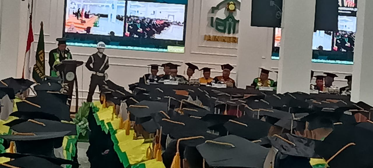 SUNGAI PENUH- Institut Agama Islam Negeri (IAIN) Kerinci Melaksanakan Wisuda ke-VIII Program Sarjana dan Magister, yang bertempat di Gedung Perpustakaan digital IAIN Kerinci, Kamis, (02/04/2024). Ketua Senat IAIN Keeinci. Prof, Dr, H, Masnur Alam, M.Pd.I menyampaikan agar seluruh wisudawan dan wisudawati tetap menjaga etika dan moralitas akademik sebagai ciri insan akademis IAIN Kerinci. "Wisuda ke VIII tahun ini merupakan momen sejarah terbesar bagi IAIN Kerinci, dengan jumlah wisudawan dan wisudawati 625 orang, yang terdiri dari lima Fakultas dan Pascasarjana IAIN Kerinci. Kita berharap ini menjadi kenangan terindah dalam sejarah perjalanan akademik yang tidak terlupakan”, Ungkapnya. Rektor IAIN Kerinci, Prof. Dr. H. Asaari, M.Ag Menyampaikan penghargaan setinggi-tingginya kepada alumi IAIN Kerinci. "Bahwa alumni IAIN Kerinci berhasil menorehkan salah satu noktah sejarah dalam hidup. Semoga ilmu yang Anda dapat di kampus ini bisa bermanfaat bagi diri sendiri dan orang lain. Tetaplah belajar hingga akhir hayat dan rendah hati. Letakkan adab di atas ilmu pengetahuan agar kita terhindar dari sifat sombong,” Ungkapnnya. Sementara itu, Prof. Dr. Asaari menambahkan selamt kepada mahasiswa yang telah mendapat pengharagaan dan telah mengharumkan almater IAIN Kerinci, semoga bisa melanjutkan gelar magisternya," tuturnya Kegiatan Wisuda ini dihadiri oleh Ketua Senat IAIN Kerinci. Prof, Dr, H, Masnur Alam, M.Pd.I., dan anggota Prof. Dr. Dairabi Kamil. M.E.d., Dr. H. Bahrum, M.Ag., Dr. Norman Ohira., M.Ag. Dr. Alwis, M.Pd., Rektor IAIN Kerinci, Dr. H. Asa"ari, M.Ag, Wakil Rektor I, Dr. Ahmad Jamin, M.Ag., Wakil Rektor II, Dr. Jafar Ahmad, M.Si., Wakil Rektor III, Dr. Halil Khusairi, M.Ag., Kepala Biro AUPK, Dr. H. Muhammad Nur, M.A., Dekan Fakultas Syariah, Dr. Arzam, M.Ag, Dekan FEBI, Dr. Eka Putra.,M.Pd.I., Dekan FTIK IAIN Kerinci, Dr. Hadi Candra, S.Ag., M.Pd., direktur pasca, Dr. H. Wisnarni, M.Pd, serta para pimpinan, penjabat struktural dan fungsional di lingkup IAIN Kerinci.(*) Editor : Abdul Reporter : Revina