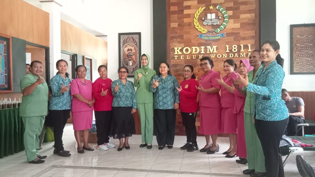Kodim 1811/Teluk Wondama Sambut HUT Ke 78 Persit Kartika Chandera Kirana (KCK) Dengan Menggelar Donor Darah
