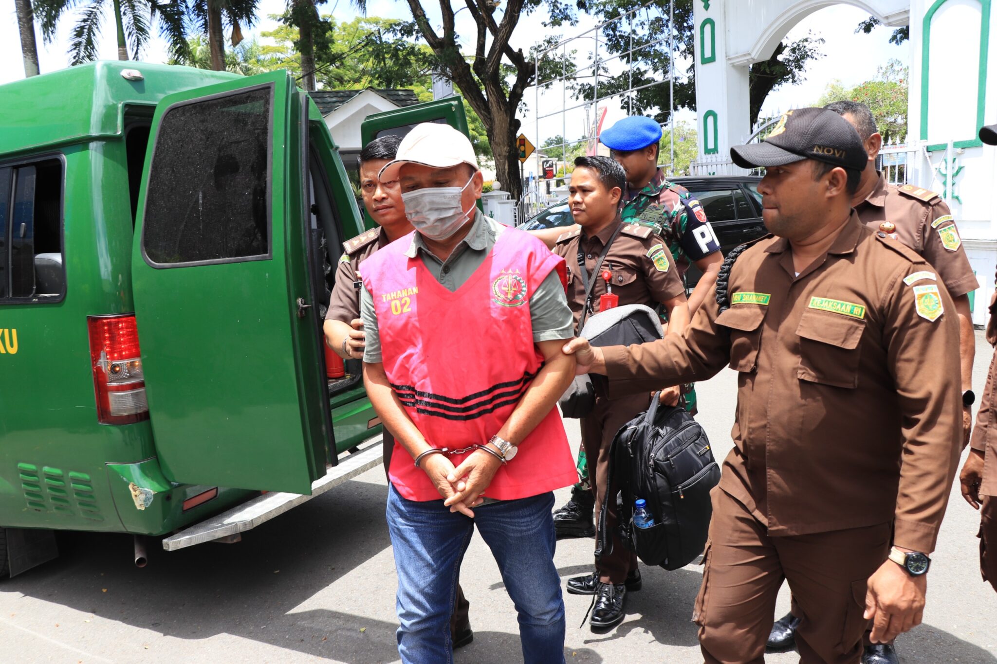 https://harianteks.com/penangkapan-dan-penahanan-kontraktor-permbangunan-pasar-langgur-kabuten-maluku-tenggara/