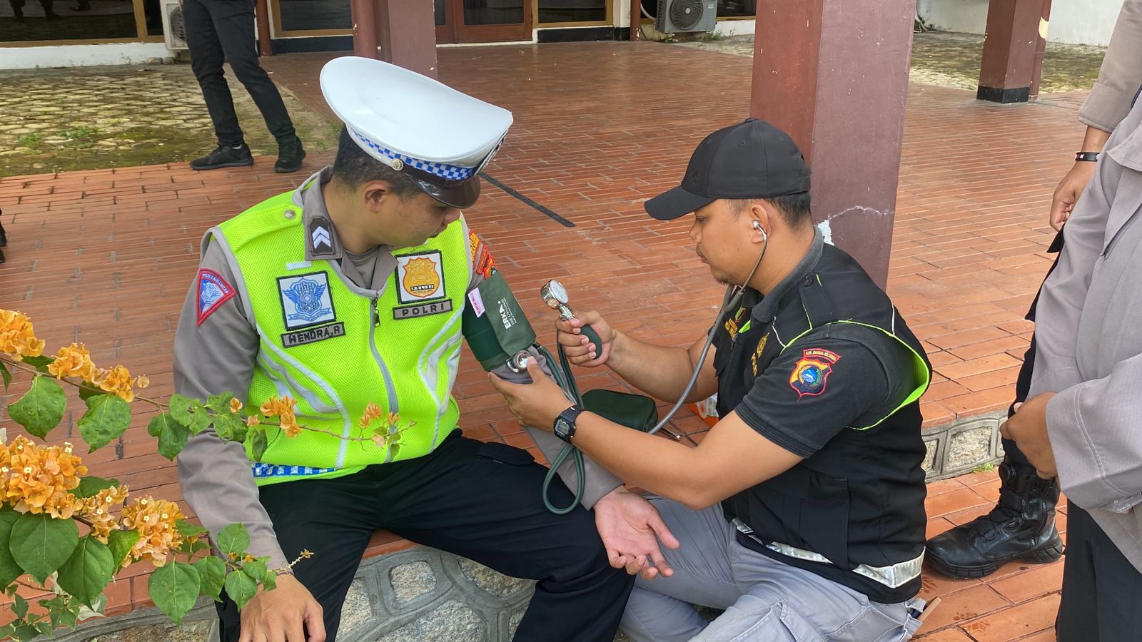 Sidokes Polres Bangka Barat Jaga Kesehatan Personil Pengamanan Rapat Pleno