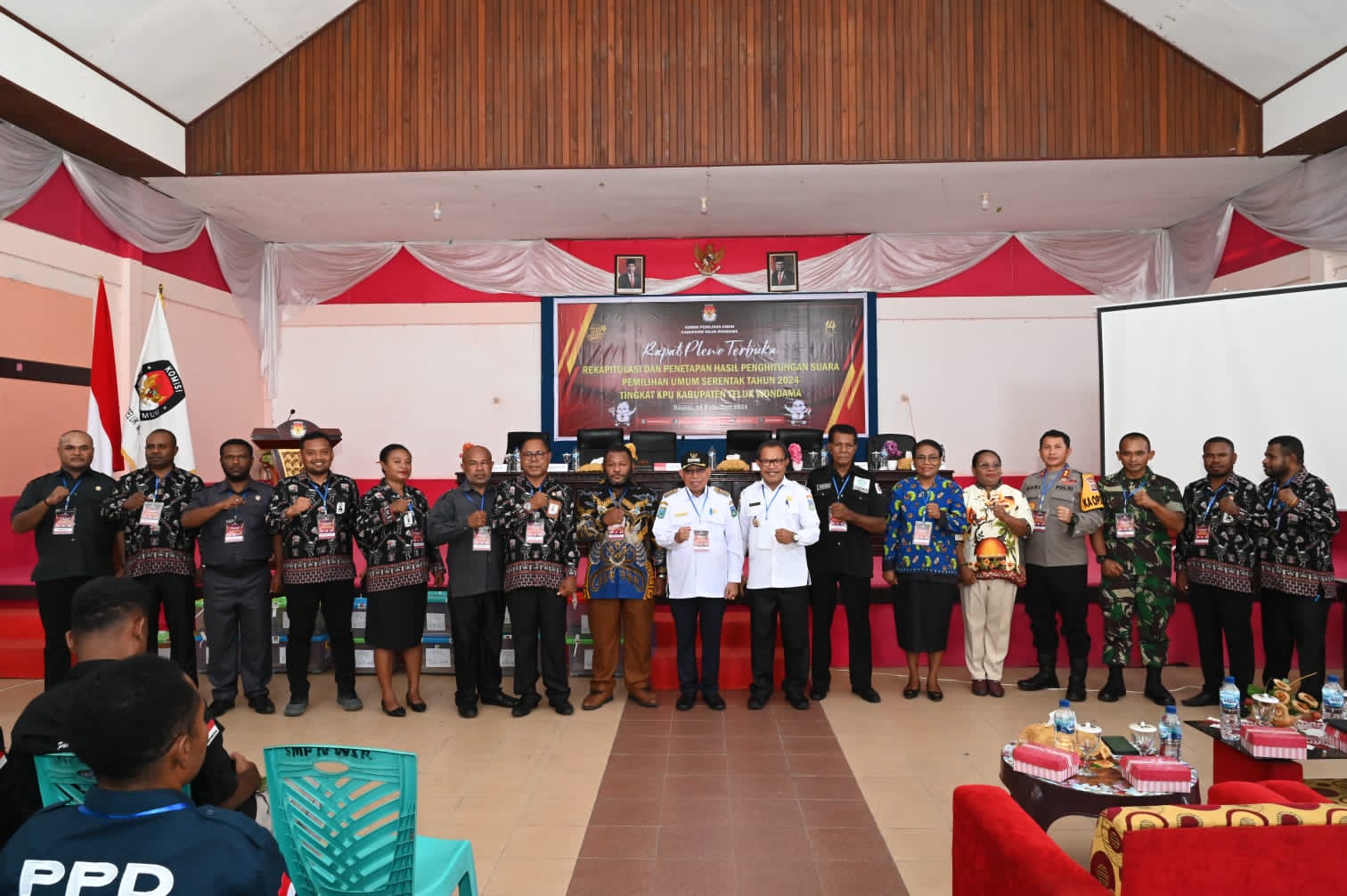 Kapolres Teluk Wondama Hadiri Rapat Pleno Terbuka Rekapitulasi Dan Penetapan Hasil Penghitungan Suara Pemilu Tahun 2024 Tingkat KPU Kabupaten Teluk Wondama