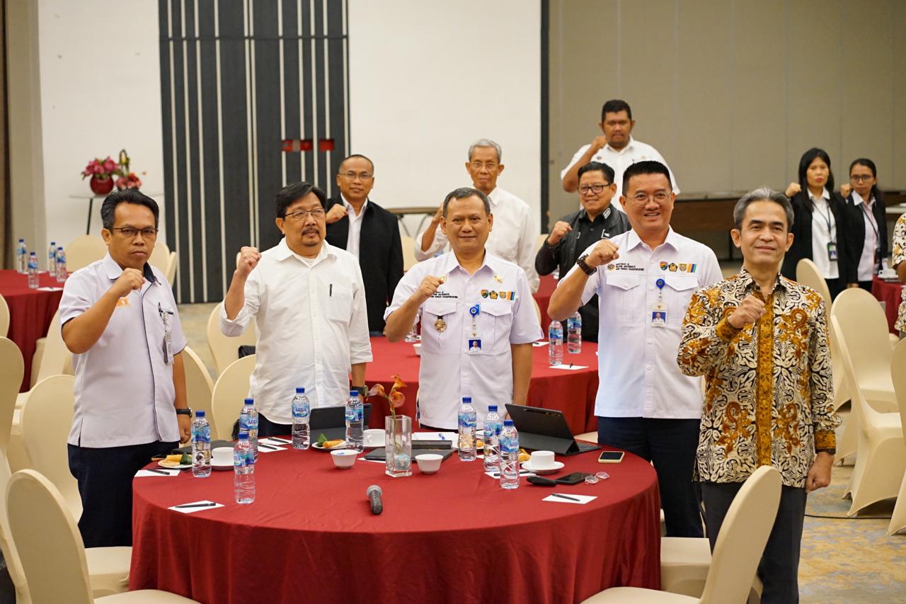 
HarianTeks.com l JAKARTA (1/3) - Seiring dengan meningkatnya permintaan kendaraan listrik di Indonesia yang sebagian besar dikirim melalui jasa angkutan penyeberangan, perlu perhatian dan upaya khusus agar mewujudkan aspek keselamatan pelayaran saat mengangkut kendaraan listrik. Hal tersebut disampaikan Direktur Transportasi Sungai, Danau dan Penyeberangan, Lilik Handoyo dalam sambutannya pada kegiatan Focus Group Discussion "Pengaturan dan Penanganan Kendaraan Listrik yang Akan Menggunakan Jasa Angkutan Penyeberangan" di Jakarta, Kamis (29/2) kemarin.

"Seperti kejadian beberapa kapal penyeberangan yang mengangkut kendaraan listrik, adanya muatan yang terbakar pada saat mengangkut kendaraan listrik yang bersumber dari baterainya," ujar Lilik.

Lebih lanjut Ia menyampaikan perlunya ada regulasi yang mengatur pengangkutan serta penanganan kendaraan bermotor listrik berbasis baterai sehingga dapat mencegah atau meminimalisir risiko terjadinya musibah kecelakaan kapal saat pengangkutan kendaraan listrik. 

"Kami berharap dengan adanya kegiatan FGD seperti ini dapat menjadi perhatian bersama dan menambah wawasan dalam penyusunan regulasi terkait pengaturan dan penanganan pengangkutan kendaraan listrik dengan angkutan penyeberangan," ungkapnya.

Pada kesempatan yang sama, Kasubdit Pengendalian Operasional Sungai, Danau dan Penyeberangan, Capt Bintang Novi mengatakan harapannya melalui FGD yang diselenggarakan secara hybrid ini agar mendapat masukan seluruh stakeholders demi memperkaya substansi regulasi tentang pengaturan dan penanganan kendaraan listrik baik di pelabuhan penyeberangan sampai dengan pemuatan di atas kapal penyeberangan.

"Diharapkan semua stakeholders yang hadir dapat memberi masukan demi mewujudkan keselamatan pelayaran khususnya pada saat mengangkut kendaraan listrik. Adapun narasumber pada FGD ini terdiri dari 5 orang yang sangat ahli di bidangnya," paparnya.

Narasumber tersebut antara lain Praktisi Kemaritiman, Capt Indra Priyatna, Plt. Ketua Sub-Komite Investigasi Kecelakaan Pelayaran KNKT, Capt. Anggiat Pandiangan, M.Mar, Divisi Research and Development PT. Biro Klasifikasi Indonesia (Persero), Bapak Rizqi Fitra H, S.T,M.T, Kepala Departemen Teknik Transportasi Laut ITS, DR.-Ing Ir Setyo Nugroho, serta General Manager Operations at AMSA, Allan Schwartz.

Turut hadir pada kegiatan ini Direktur Pengelolaan Armada Kapal Riset BRIN, Ketua Mahkamah Pelayaran, Kepala Pusat Kebijakan Sarana Transportasi Badan Kebijakan Transportasi, Direktur Lalu Lintas, Direkur Angkutan Jalan, Direktur Sarana Transportasi Jalan, Direktur Perkapalan dan Kepelautan Ditjen Perhubungan Laut, Direktur Kesatuan Penjagaan Laut dan Pantai Ditjen Perhubungan Laut, Kepala Balai Pengujian Laik Jalan dan Sertifikasi Kendaraan Bermotor, Para Kasubdit di Lingkungan Direktorat Transportasi SDP, Direktur Utama PT. ASDP Indonesia Ferry (Persero), Direktur Utama PT. Biro Klasifikasi Indonesia (Persero), Para General Manager PT. ASDP IF, Ketua Umum DPP GAPASDAP, Ketua Umum DPP INFA, Ketua Umum DPP APTRINDO, Direktur PT. AMSAT International Country Representative, Pimpinan PT. Hartindo Chemicatama Industries (Persero), Pimpinan PT. Semangat Maritim Indonesia. (ALV/WBW/AZN)(*) 

Reporter : Iskandar
Sumber : KEPALA BAGIAN HUKUM DAN HUMAS DITJEN PERHUBUNGAN DARAT
Aznal S.H.,M.H.