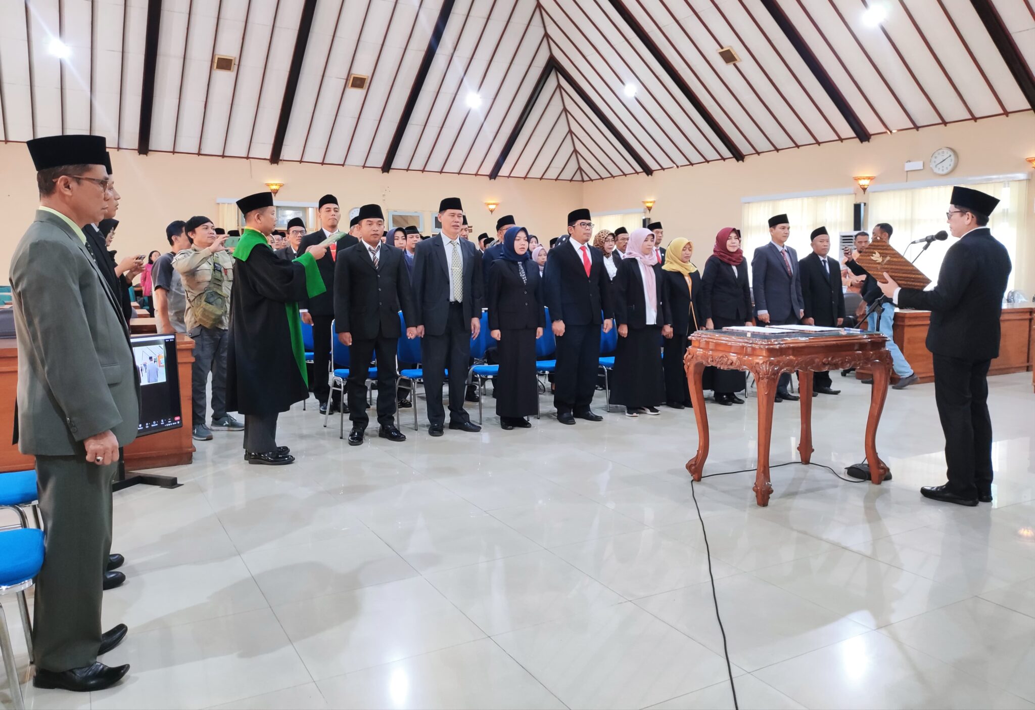 Pj Bupati Bojonegoro Lantik 71 PNS untuk Penempatan Jabatan Baru, Dorong Kebijakan yang Strategis dan Inovatif
