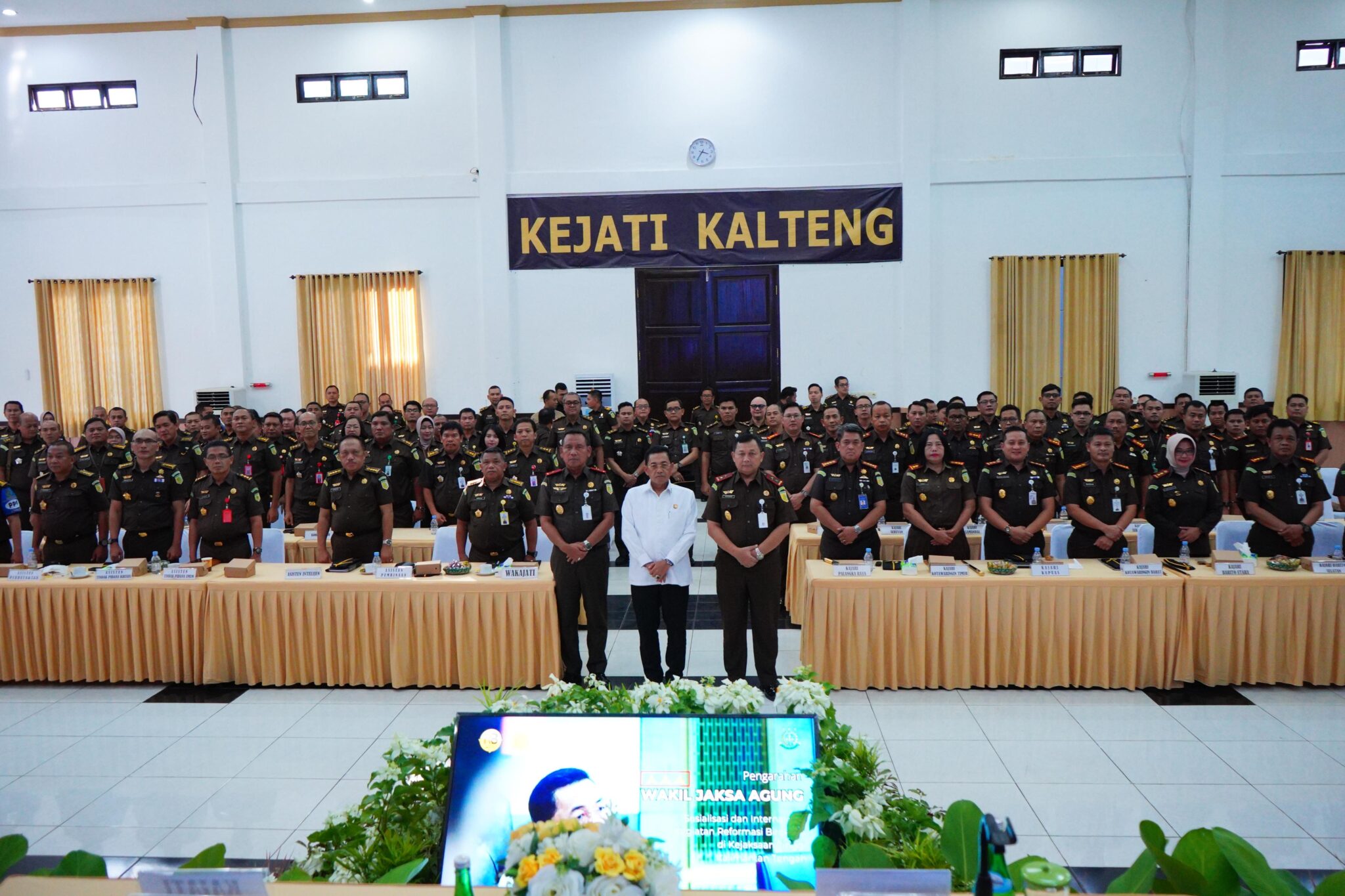Wakil Jaksa Aqung Dr. Sunarta memberikan pengarahan saat melakukan sosialisasi
internalisasi kegiatan reformasi birokrasi di wilayah hukum Kejaksaan Tinggi Kalimantan Tengah