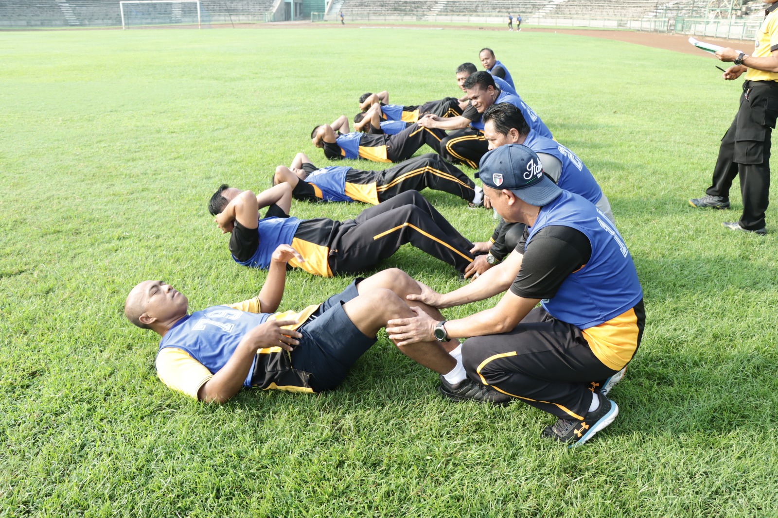 Polres Gresik Gelar Tes Kesamaptaan Jasmani Pastikan Kebugaran Personel

GRESIK - Polres Gresik menggelar Tes Kesamaptaan Jasmani (TKJ) Semester I Tahun 2024 bagi Personil Polres dan Polsek Jajaran Polres Gresik bertempat di Stadion Petrokimia Gresik. Rabu(05-03-2024).

Kegiatan TKJ ini diikuti oleh seluruh personil Polres Gresik baik dari Polres maupun Polsek Jajaran dengan tujuan untuk mengetahui tingkat kebugaran dan kesamaptaan jasmani personil. Adapun beberapa materi yang diujikan dalam TKJ ini antara lain: Lari 12 menit, Push Up, Sit Up, Pull Up, Shuttle Run

Sebelum pelaksanaan TKJ, seluruh personil terlebih dahulu melaksanakan pemeriksaan kesehatan oleh tim medis dari Urkes Polres Gresik. Hal ini dilakukan untuk memastikan bahwa personil dalam kondisi yang sehat dan siap untuk mengikuti tes.

Kapolres Gresik AKBP Adhitya Panji Anom melalui Kabag SDM Polres Gresik Kompol Dedik Winardi mengatakan bahwa TKJ ini merupakan program rutin yang dilaksanakan oleh Polres Gresik dua kali dalam setahun.

"Tujuannya untuk mengetahui tingkat kebugaran dan kesamaptaan jasmani personil. Selain itu, TKJ ini juga untuk meningkatkan kedisiplinan dan semangat personil dalam menjaga kesehatan dan kebugaran tubuhnya," kata Kompol Dedik.

Hasil TKJ ini akan dijadikan sebagai salah satu bahan pertimbangan dalam pemberian reward dan punishment bagi personil.

Bagi personil yang mendapatkan hasil TKJ dengan nilai yang baik, akan diberikan reward berupa penghargaan atau kenaikan pangkat. Sedangkan bagi personil yang mendapatkan hasil TKJ dengan nilai yang kurang baik, akan diberikan punishment berupa pembinaan fisik dan mental.

"Dengan pelaksanaan TKJ ini diharapkan seluruh personil Polres Gresik dapat memiliki tingkat kebugaran dan kesamaptaan jasmani yang prima sehingga dapat melaksanakan tugas dengan baik dan optimal," tukasnya.
(Redho)