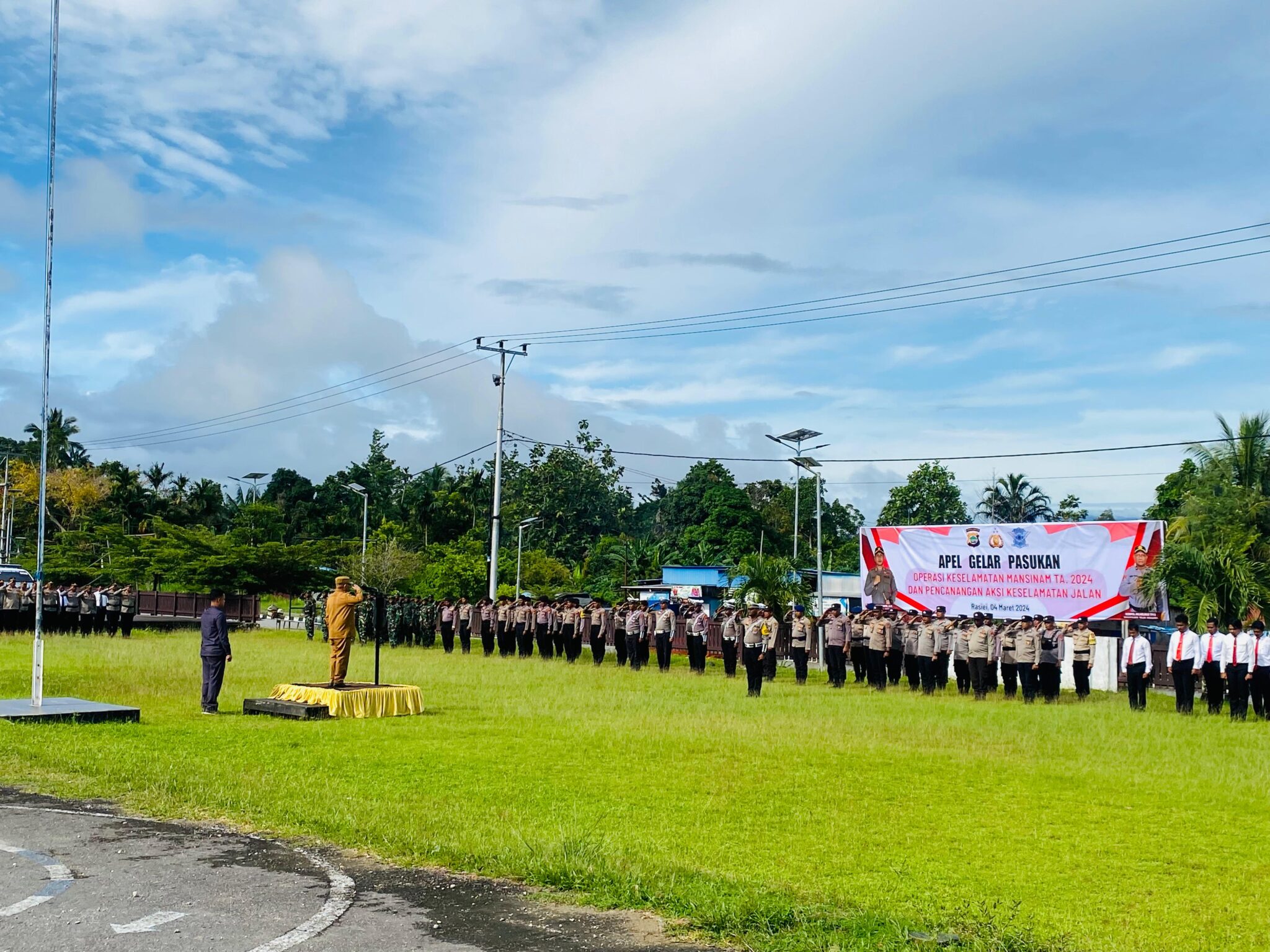 Bupati Teluk Wondama Pimpin Apel Gelar Pasukan Operasi Keselamatan Mansinan TA. 2024 Dan Pencanangan Aksi Keselamatan Jalan