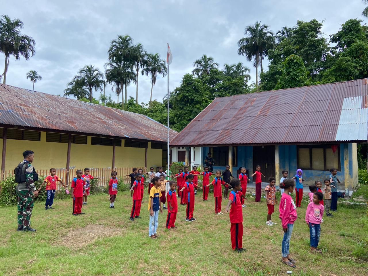 TNI Satgas Dipapua Selain Ditugaskan Untuk Pengamanan, Selaluh Hadir Membantu Sekolah Menjadi Guru