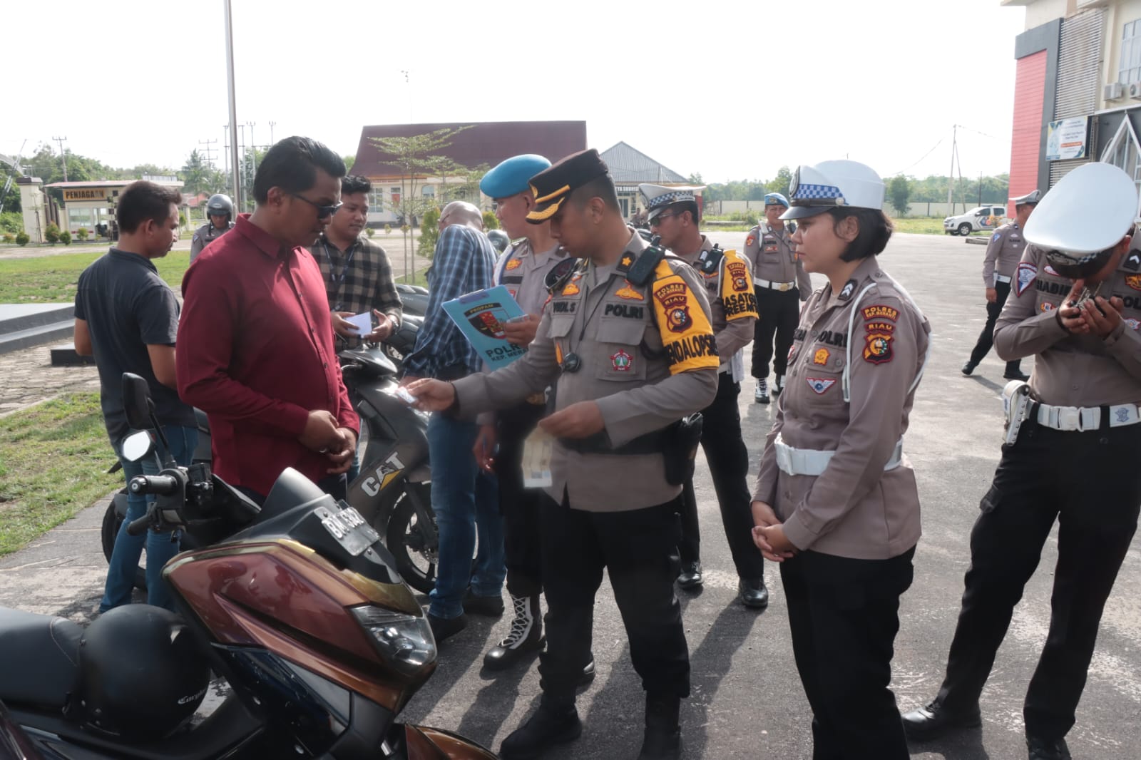 Oprasi Lancang Kuning 2024 Polres Meranti Gaktiplin Kelengkapan Kendaraan  Personil

Meranti -Gatiplin pengecekan kelengkapan kendaraan Personil Polres Kepulauan Meranti dalam rangka Operasi keselamatan Lancang Kuning 2024,Selasa (05/03/2024). 

kegiatan Gaktiblin yang di Pimpin  langsung oleh WAKA Polres Kepulauan Meranti  KOMPOL Dodi Zulkarnain Hasibuan, SE MH dan KABAG OPS Polres Kepulauan Meranti KOMPOL Yudi Setiawan,SH MH didampingi oleh Personil Lantas dan anggota Propam Polres Kepulauan Meranti, Bagi personil yang terjaring dalam kegiatan Gatiplin agar segera melengkapi kendaraannya, dan jika masi ditemukan akan diproses sesuai ketentuan yang berlaku.

Selama Kegiatan Gatiplin pengecekan kelengkapan kendaraan Personil Polres Kepulauan Meranti dilaksanakan Situasi terdapat dalam keadaan aman terkendali.

Selain itu, sikap dan penampilan personil juga menjadi perhatian dalam kegiatan Gatiplin ini. Propam Polres Meranti memeriksa apakah personil menggunakan pakaian dinas dengan baik, serta menilai keteraturan rambut, kumis, dan jenggot sesuai dengan aturan yang berlaku.

 dalam arahan WAKA Polres Kepulauan Meranti  KOMPOL Dodi Zulkarnain Hasibuan, SE MH, menekankan pentingnya menjaga disiplin dan keteraturan dalam setiap aspek kehidupan seorang anggota kepolisian. Dia mengingatkan bahwa penampilan dan kelengkapan administrasi diri merupakan cerminan dari profesionalisme dan integritas seorang polisi.

Para personil yang diperiksa dalam kegiatan Gatiplin ini menyambutnya dengan baik dan menunjukkan kerjasama dalam menjalani pemeriksaan. Mereka menyadari bahwa kepatuhan terhadap aturan dan standar yang ditetapkan.

Kegiatan Gatiplin yang dilakukan oleh Polres Meranti bertujuan untuk memastikan bahwa setiap personel Polres Meranti memenuhi standar kelengkapan dan penampilan yang ditetapkan. Dengan adanya kegiatan ini, diharapkan disiplin dan profesionalisme personel dapat terjaga dengan baik, sehingga mampu memberikan pelayanan yang terbaik kepada masyarakat 

Editor: Abdul
Reporter : Adi
Sumber : (Humas Polres Meranti)