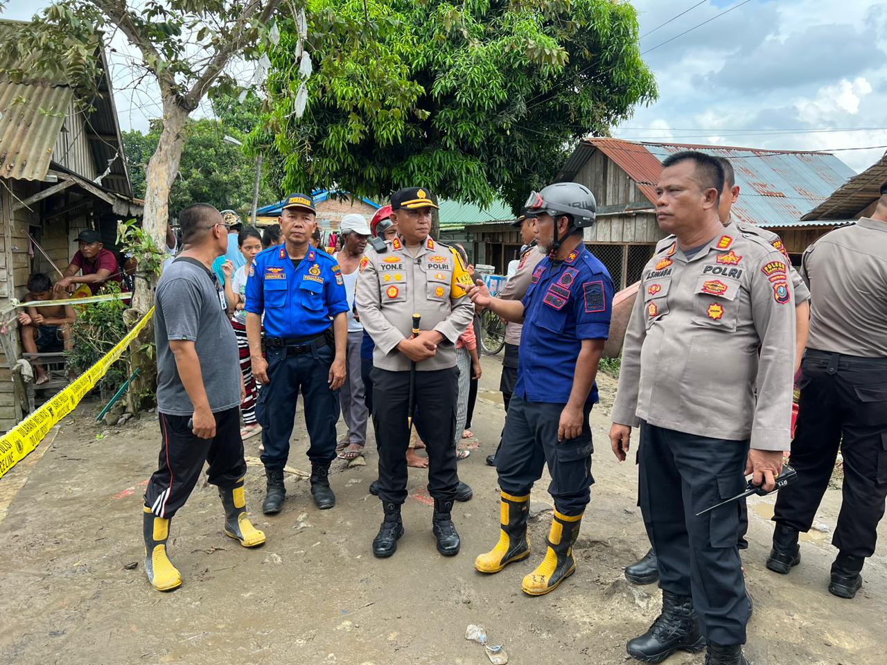 Polres Tanjung Balai Bantu Padamkan Api Kebakaran Tiga Unit Rumah dan Langsung Olah TKP