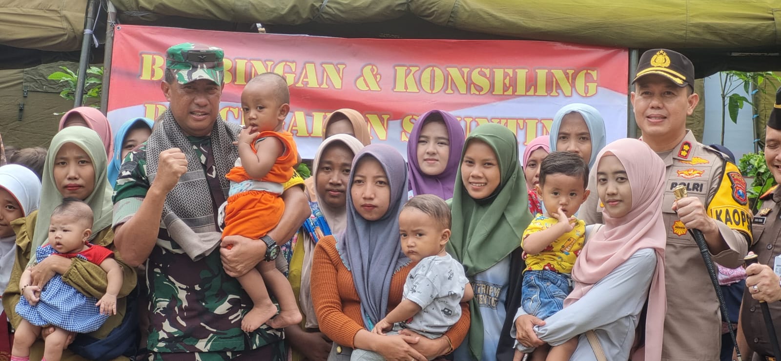 Kapolres Gresik Bersama Tim Wasev TMMD ke-119 Tahun 2024 di Desa Sembung, Gresik GRESIK - Kapolres Gresik AKBP Adhitya Panji Anom menghadiri kegiatan Wasev (Pengawasan dan Evaluasi) TNI Manunggal Membangun Desa (TMMD) ke-119 Tahun 2024 di Kabupaten Gresik. Kamis (7-03-2024). Bertempat di Balai Desa Sembung, Kecamatan Wringinanom, Kabupaten Gresik. Hadir dalam acara tersebut Waaster Kasad Bidang Ren dan Puant Brigjen TNI Terry Tresna Purnama, Kasi Intel Korem 084 Bhaskara Jaya Kolonel Arm Beny Hendra Wuwardadi, Dandim 0817 Gresik Letkol Inf Ahmad Saleh Rahanar, Kapolres Gresik AKBP Adhitya Panji Anom, Kepala Kejaksaan Negeri Gresik Nana Riana, Ketua DPRD Kabupaten Gresik Much Abdul Qodir, tokoh agama dan tokoh masyarakat serta Undangan. Ucapan selamat datang dan terima kasih kepada Waaster Kasad Bidang Ren dan Puant atas pelaksanaan TMMD ke-119 di Desa Sembung. Penempatan TMMD di Desa Sembung tepat karena desa ini terletak di Kecamatan Wringinanom yang berbatasan dengan Kabupaten Sidoarjo dan Kota Mojokerto. Masyarakat Desa Sembung diharapkan dapat merasakan manfaat dari pembangunan fasilitas desa melalui program TMMD. Waaster Kasad Bidang Ren dan Puant Brigjen TNI Terry Tresna dalam sambutannya guna melakukan pengawasan dan evaluasi TMMD ke-119 bertujuan untuk memastikan kegiatan berjalan dengan baik dan tepat sasaran. "TMMD merupakan program yang melibatkan TNI dan pemerintah daerah untuk mempercepat pembangunan di daerah pedesaan meningkatkan infrastruktur, dan meningkatkan kesejahteraan masyarakat," ucap Brigjen TNI Terry Tresna. TMMD memiliki sasaran fisik dan tambahan, khususnya untuk membantu masyarakat di daerah tertinggal, terpencil, dan terkena bencana alam, serta berperan dalam menurunkan angka stunting. "Untuk mengantisipasi musim hujan saat ini agar pengerjaan tidak terhambat dan selesai tepat waktu hingga 100% dalam kegiatan TMMD," imbuhnya. Sementara itu , Kapolres Gresik AKBP Adhitya Panji Anom menambahkan, kegiatan Wasev TMMD ke-119 di Kabupaten Gresik sangat membantu warga. Program berjalan dengan baik dan mencapai target yang telah ditentukan. "Program TMMD diharapkan dapat membantu dan meningkatkan kesejahteraan masyarakat di daerah pedesaan," tandas kapolres Gresik. [Redho]