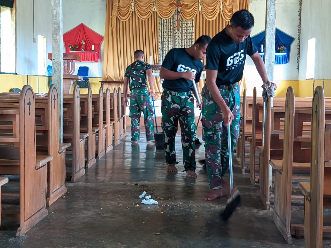 Untuk Ibadah Minggu, Satgas Yonif 623 Bantu Bersihkan dan Siapkan Gereja