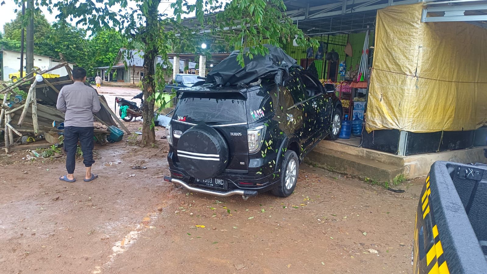 Polsek Kelapa Bantu Evakuasi Laka Lantas Di Jalan Raya Pangkal Pinang-Mentok