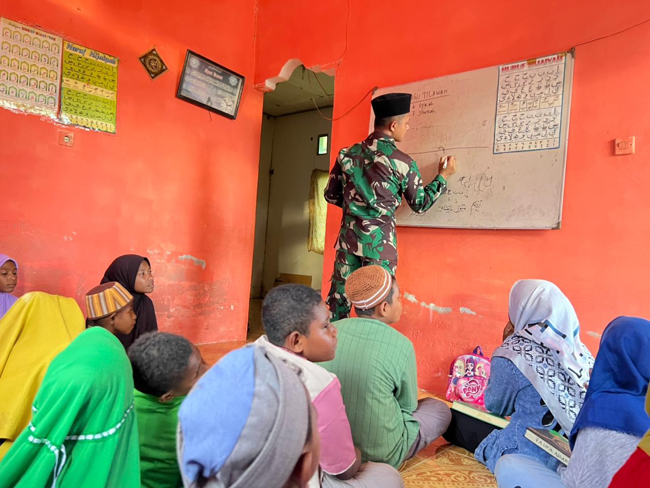 TNi Satgas Yonif 407/PK Laksanakan Komsos Beri Pelaihari Baca Alquran Di TPQ