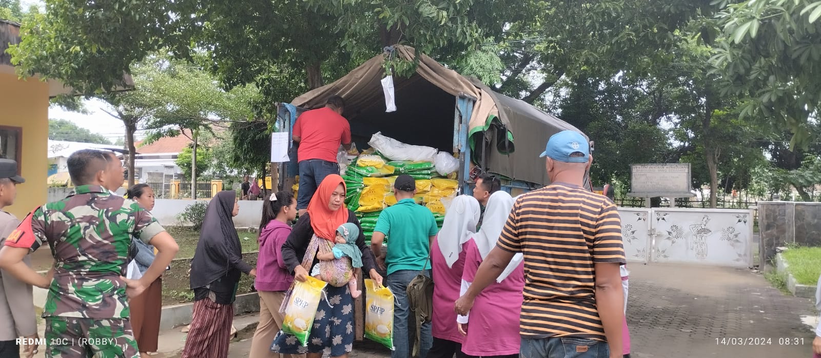 Ratusan Warga Antri Di Halaman Kecamatan Wongsorejo Demi Sembako Murah.