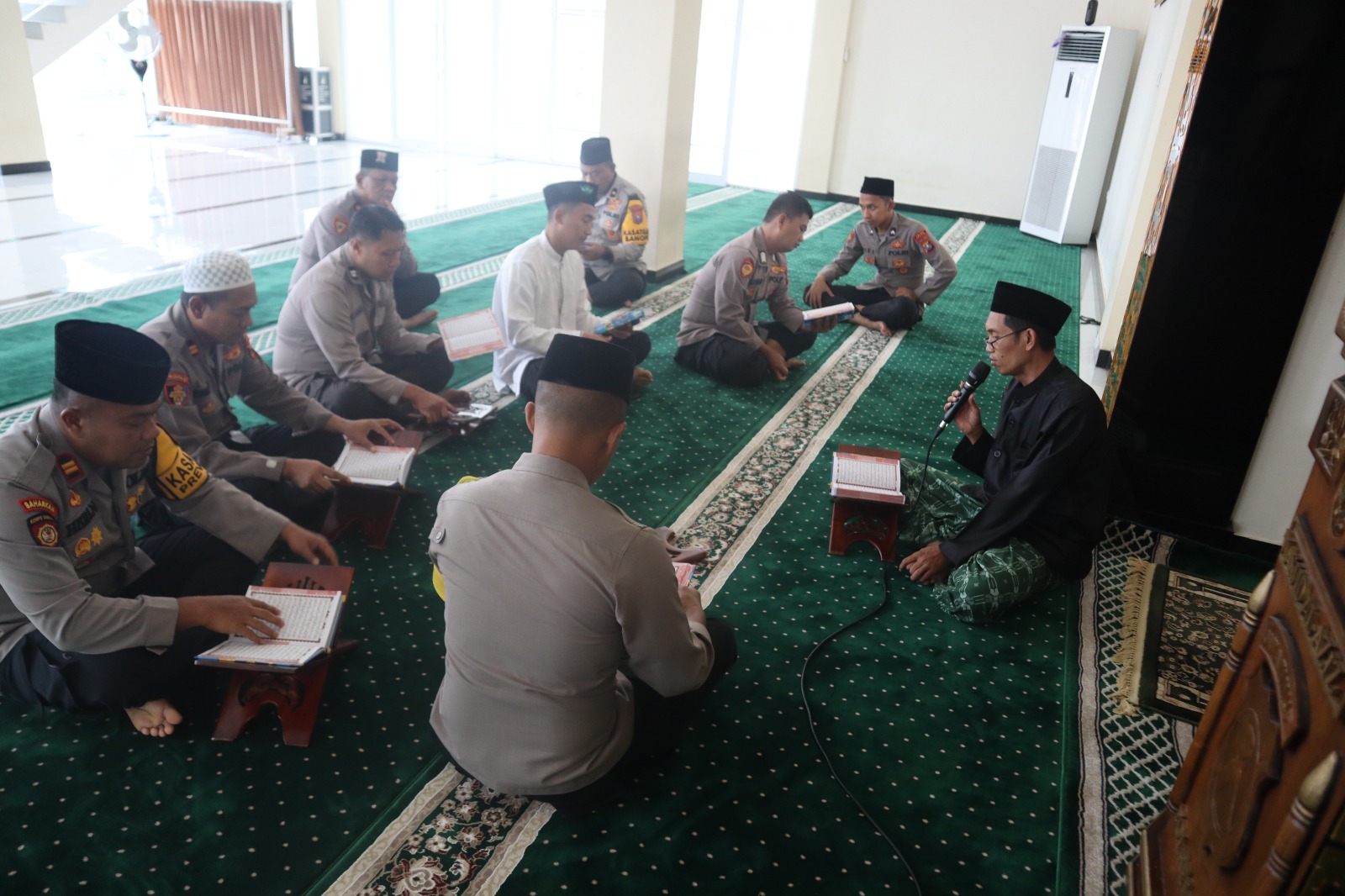 Kapolres Gresik AKBP Adhitya Panji Anom Tadarus Bersama Personel di Bulan Ramadhan